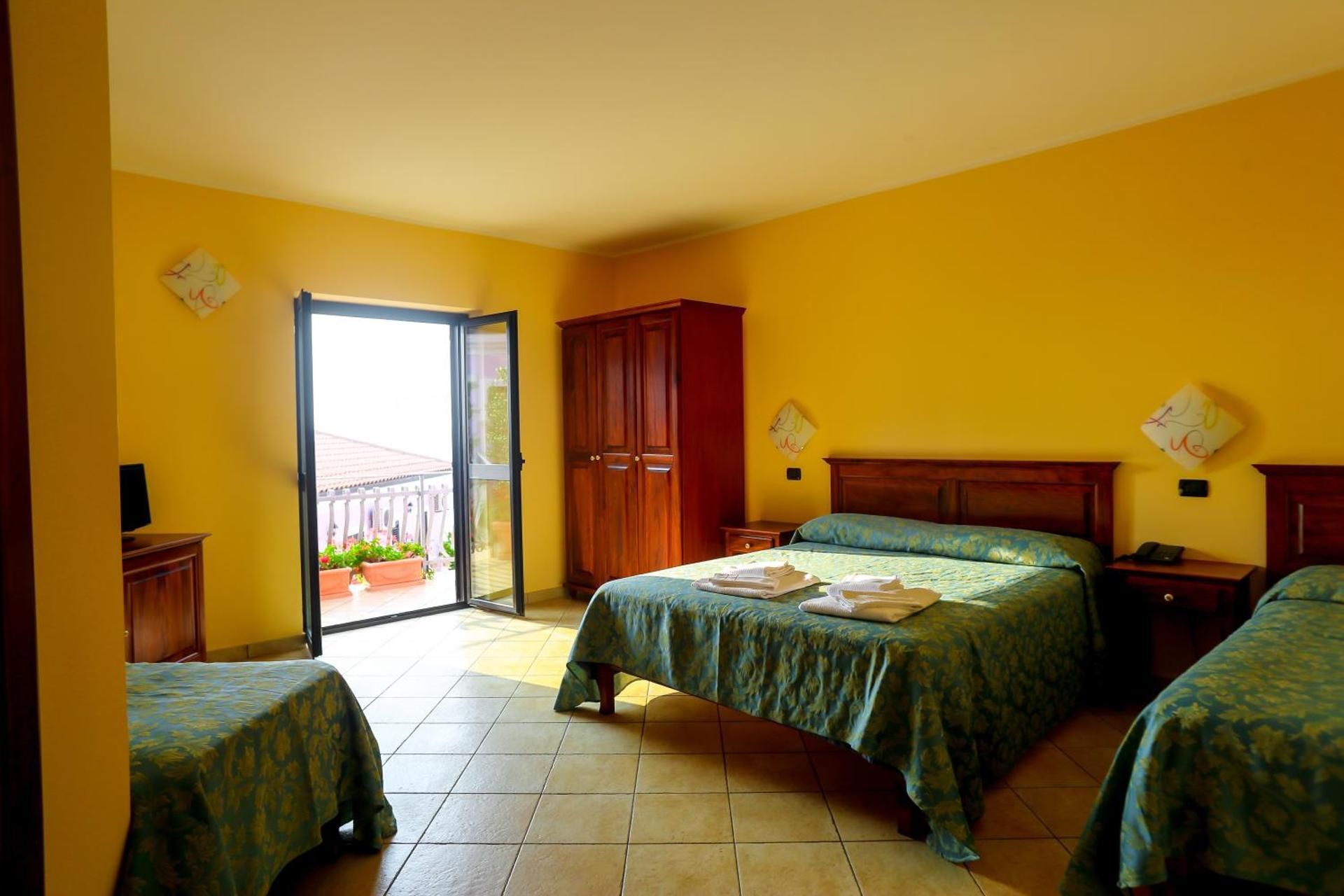 Deluxe Quadruple Room with Sea View