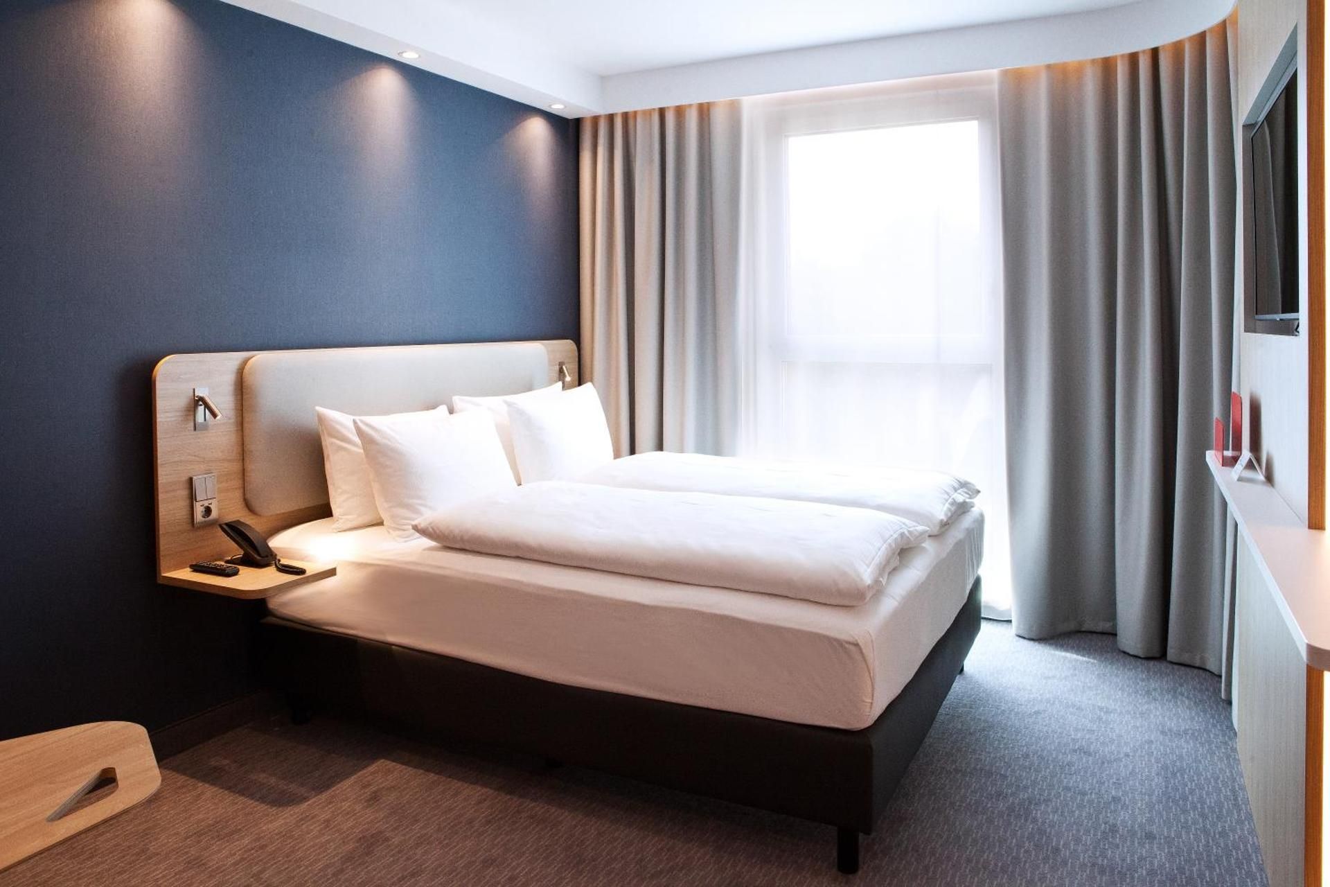 1 Queen Bed Standard