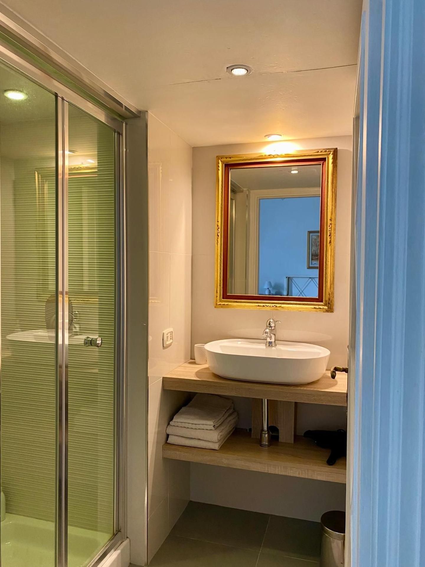 Deluxe Queen Suite