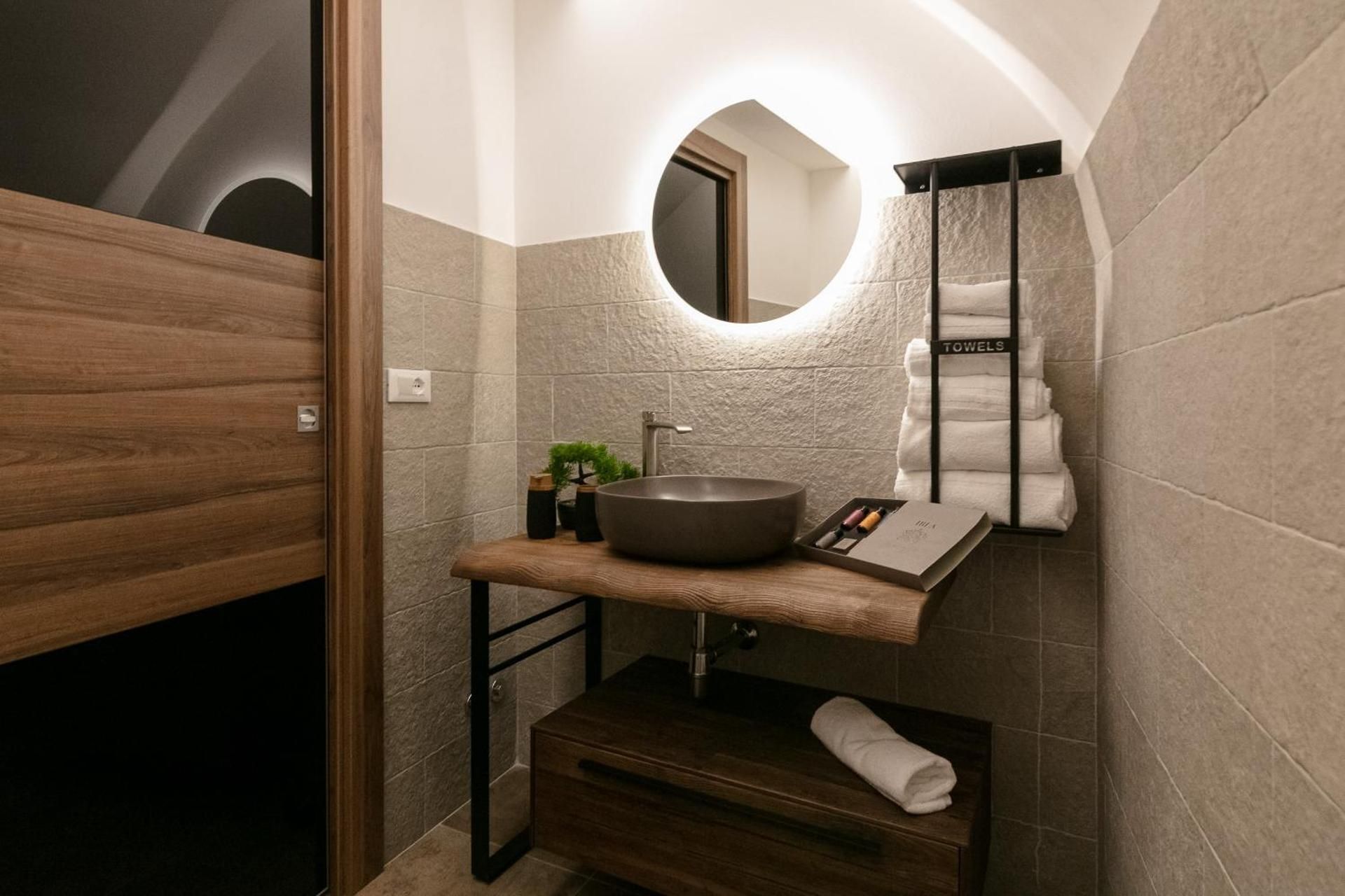Queen Room with Spa Bath