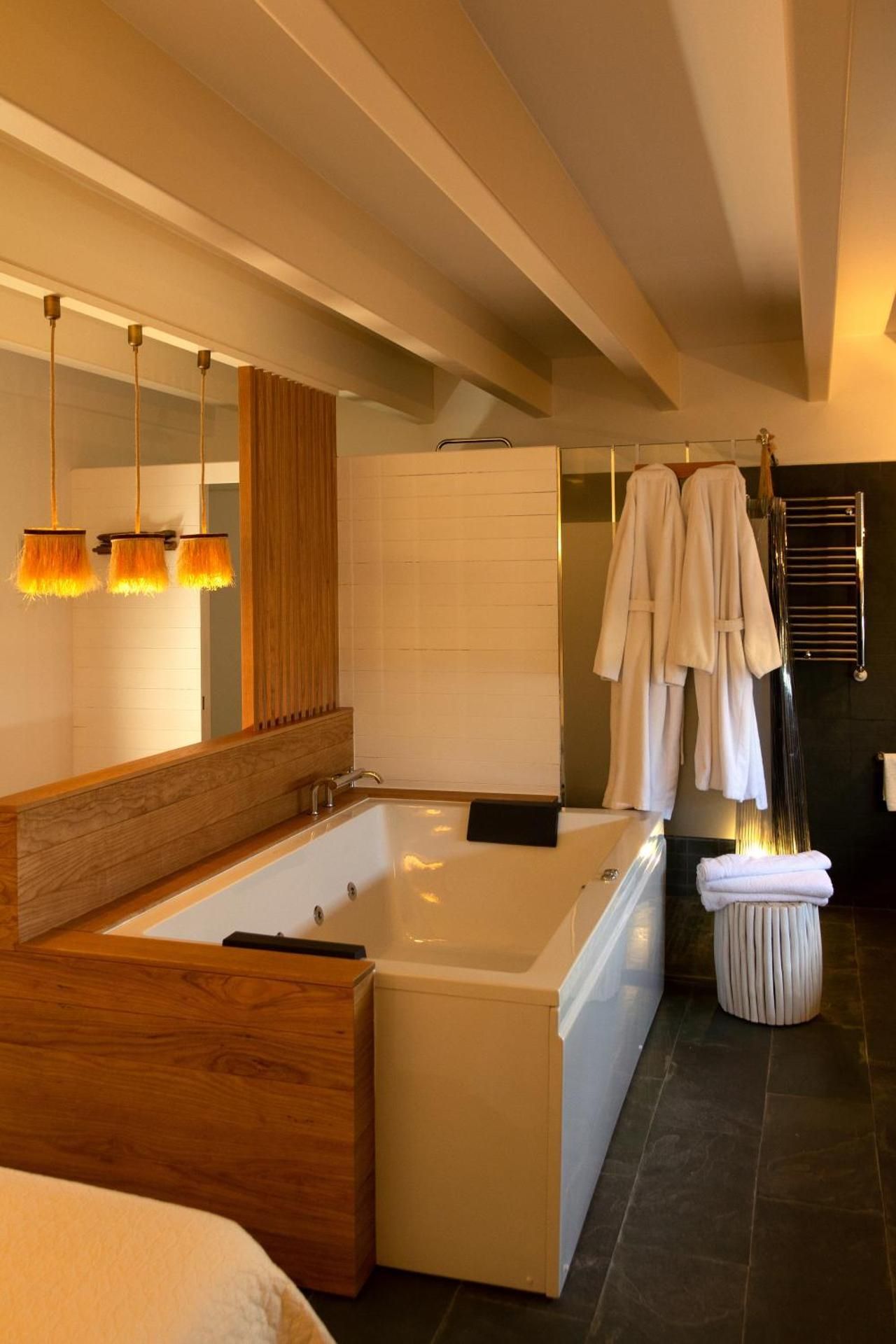 Queen Room with Spa Bath