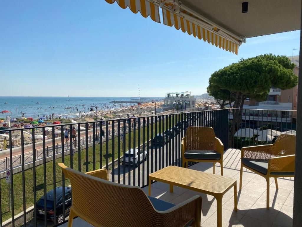 Superior Two-Bedroom Apartment with Terrace and Sea Front