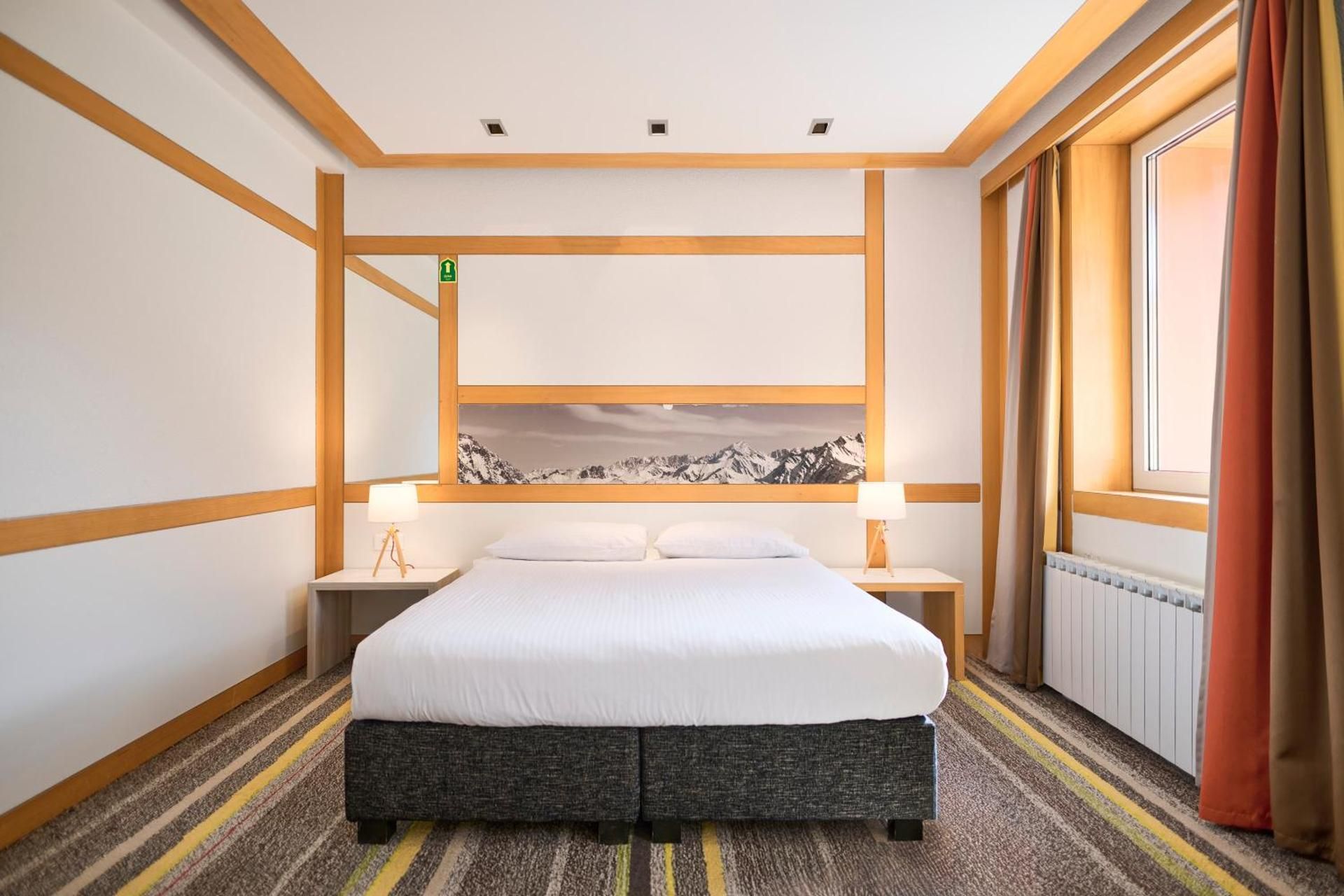 Deluxe Double Room with Balcony and Mountain view