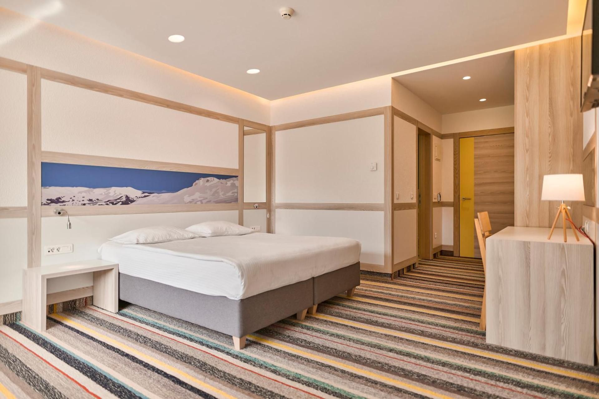Deluxe Double or Twin Room with Mountain View, Balcony and Air-Conditioning