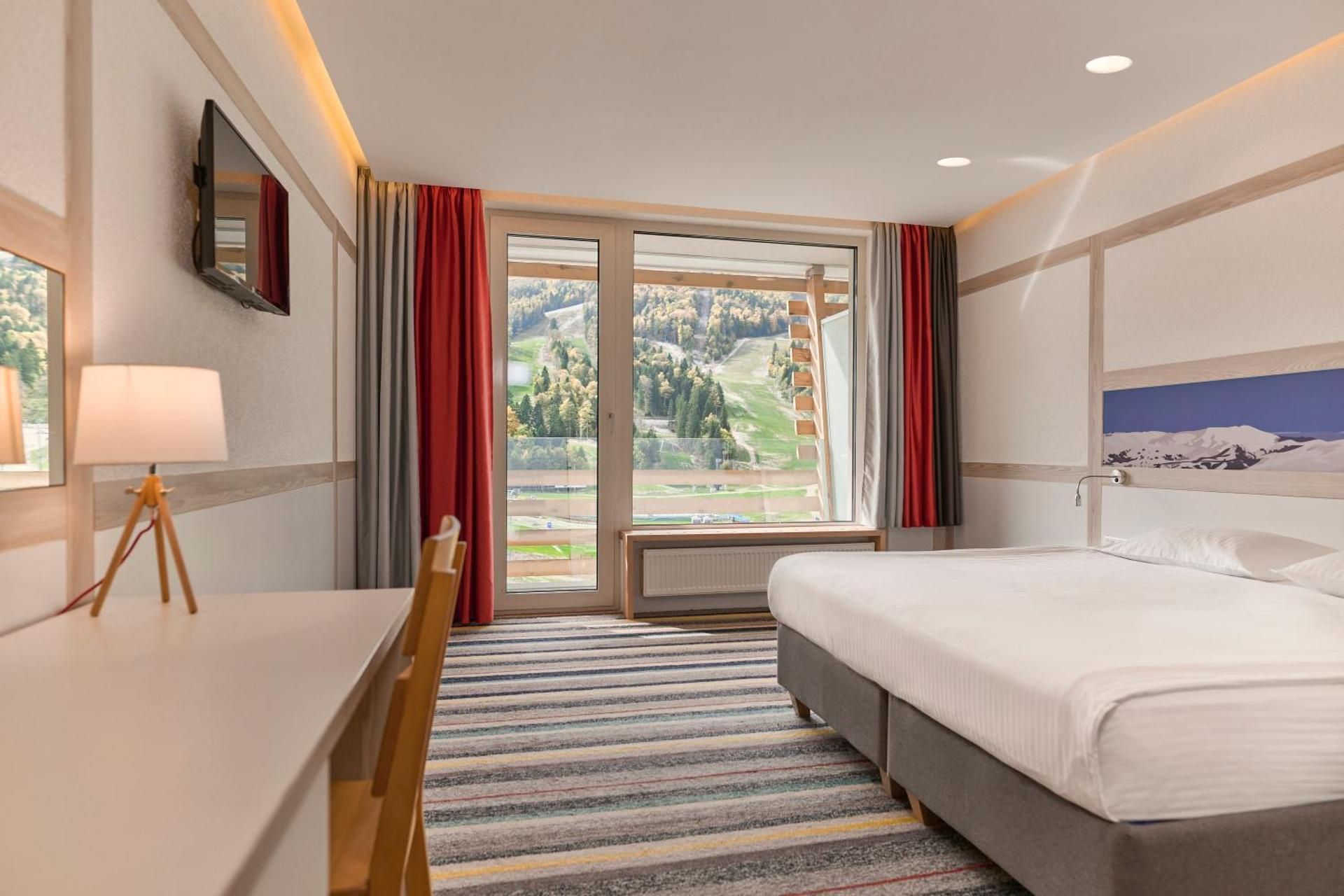 Deluxe Double or Twin Room with Mountain View, Balcony and Air-Conditioning