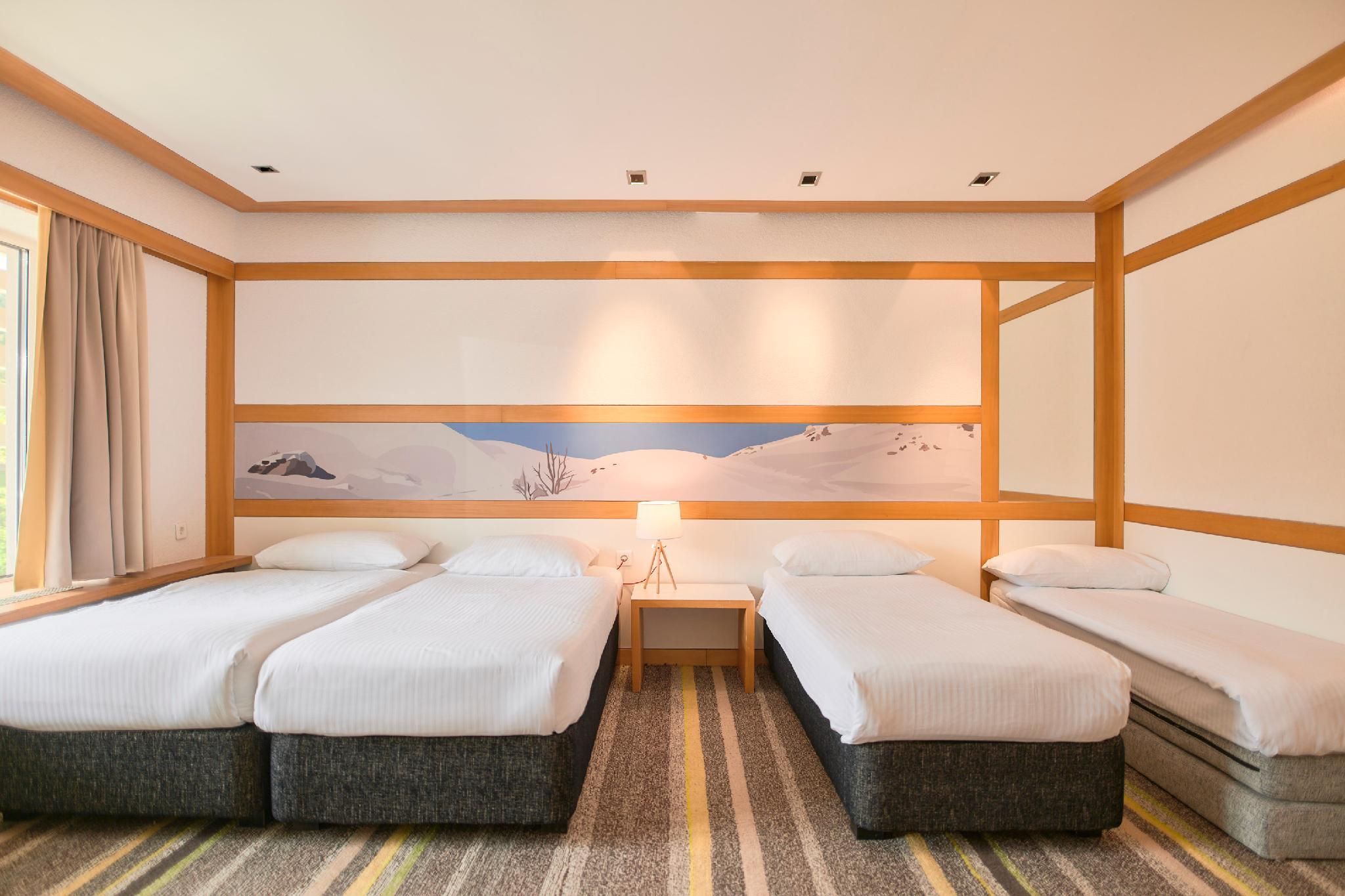 Deluxe Triple Room with Balcony and Mountain view