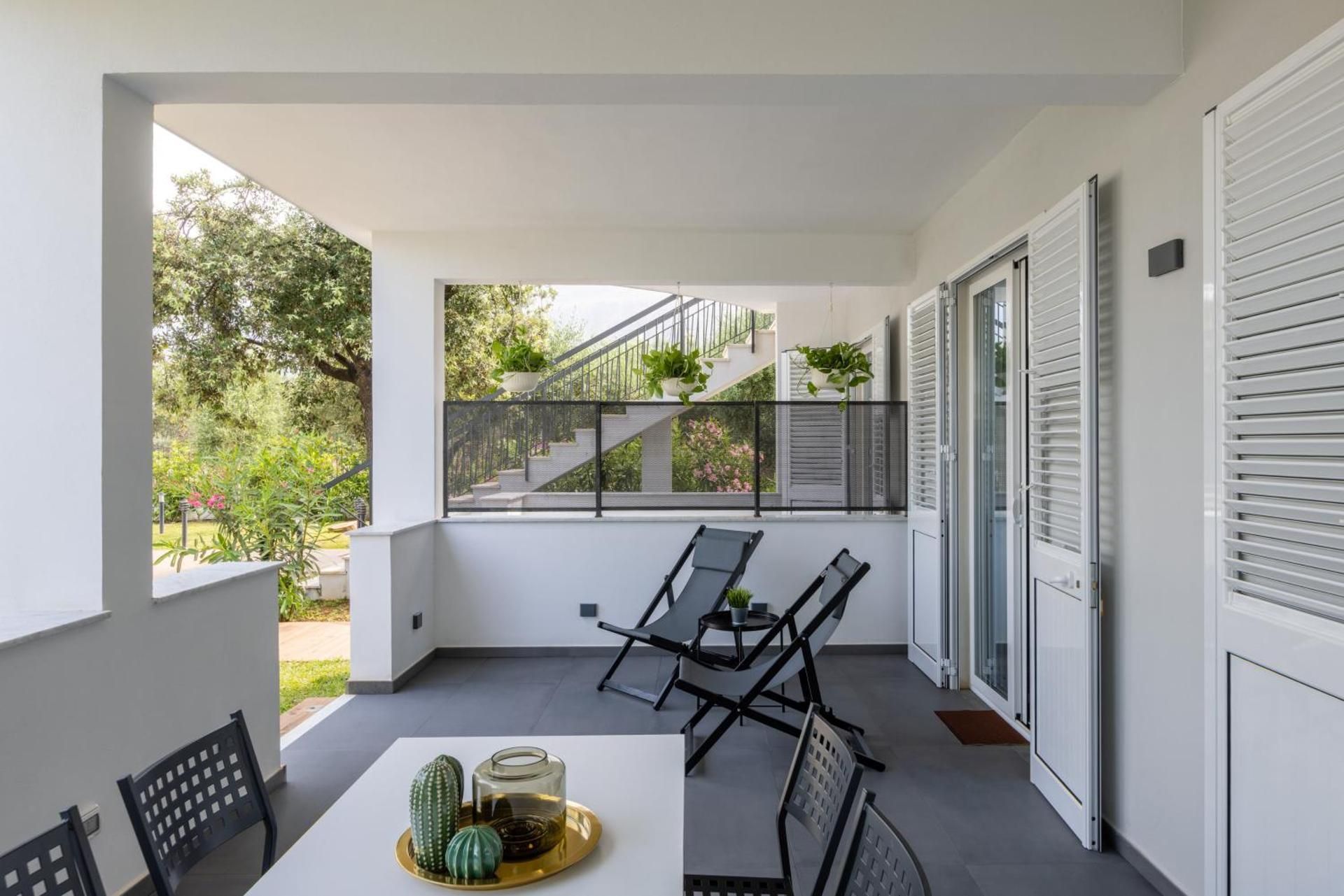 Apartment with Garden View