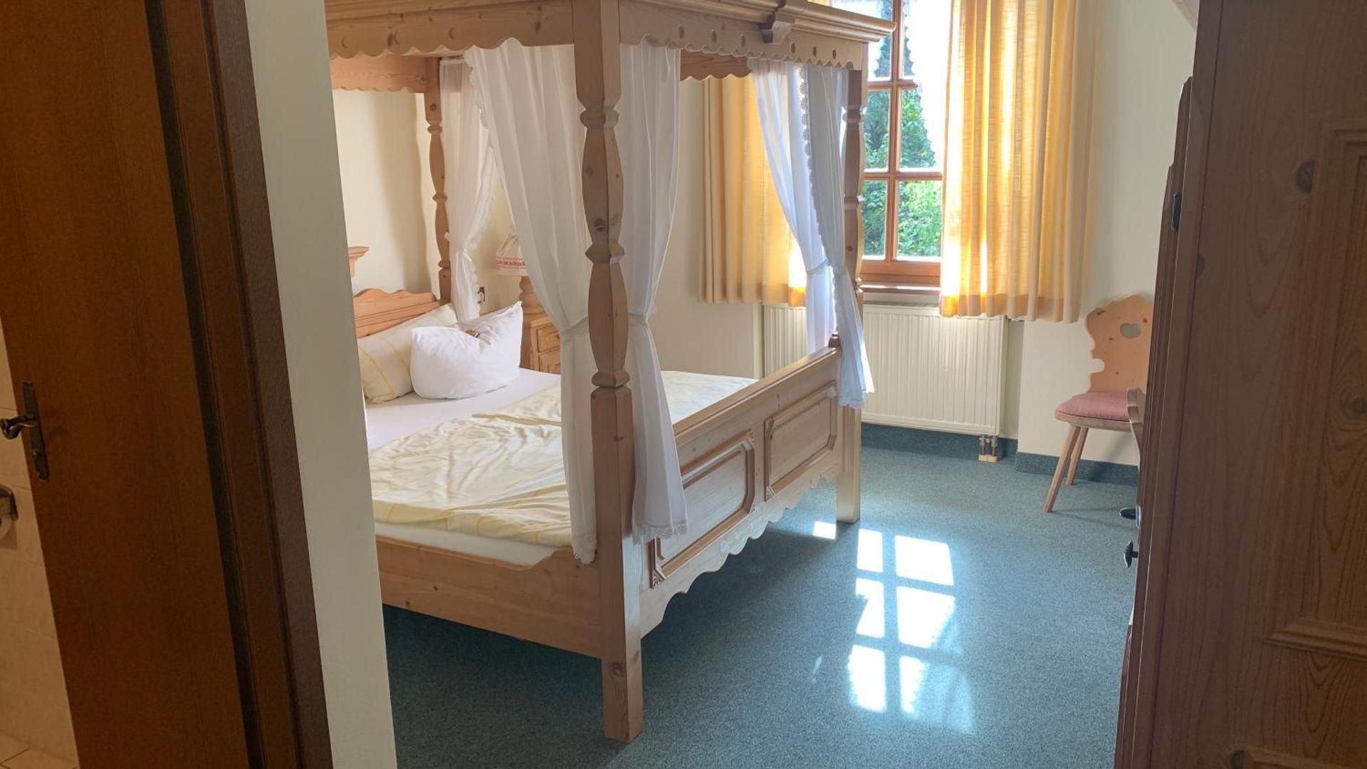 Hotel Almenrausch Queen Room with Garden View 2