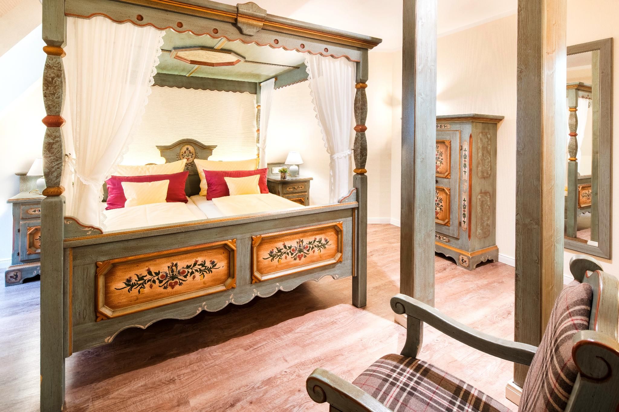 Suite with Bathtub