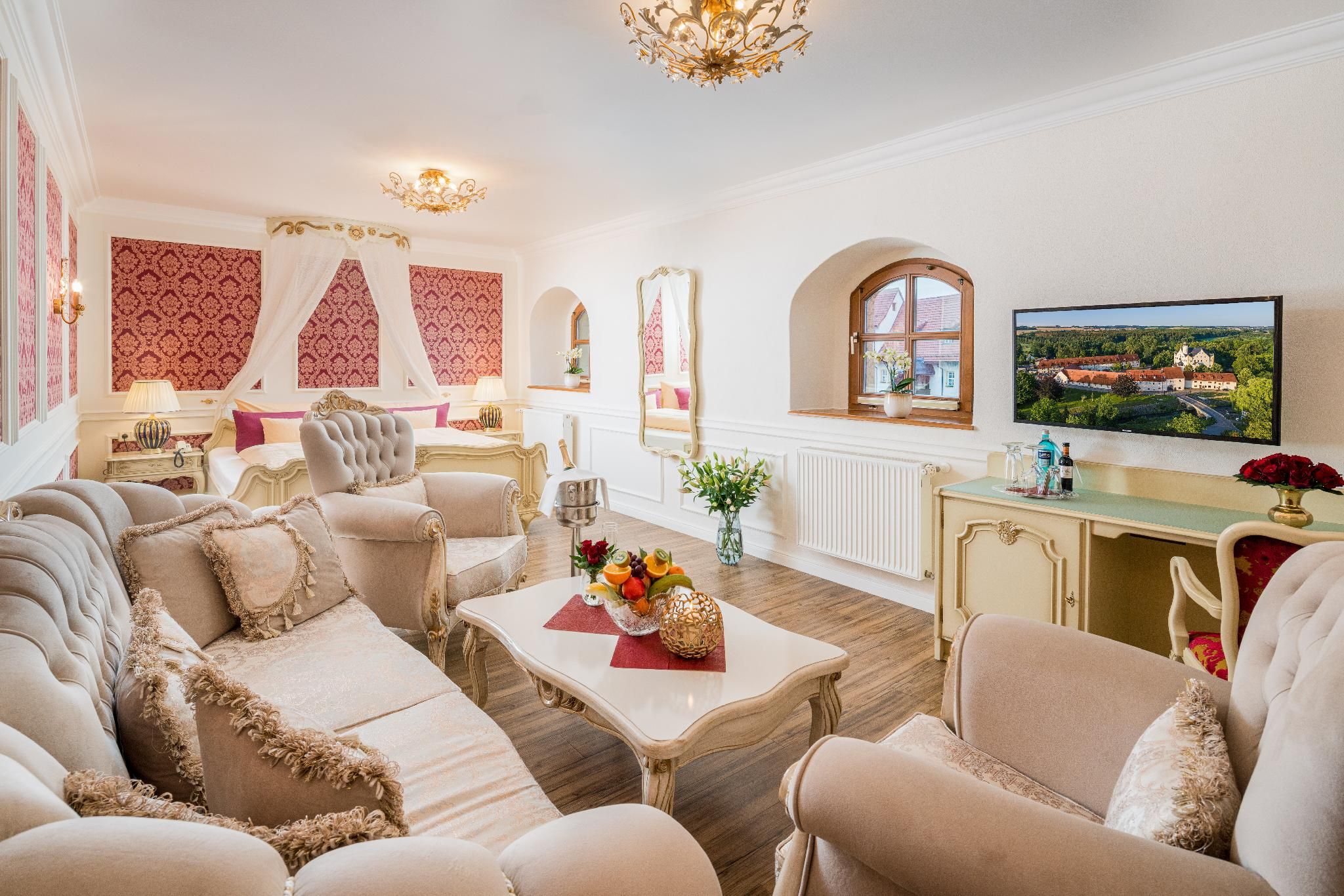 Honeymoon Suite with Bathtub