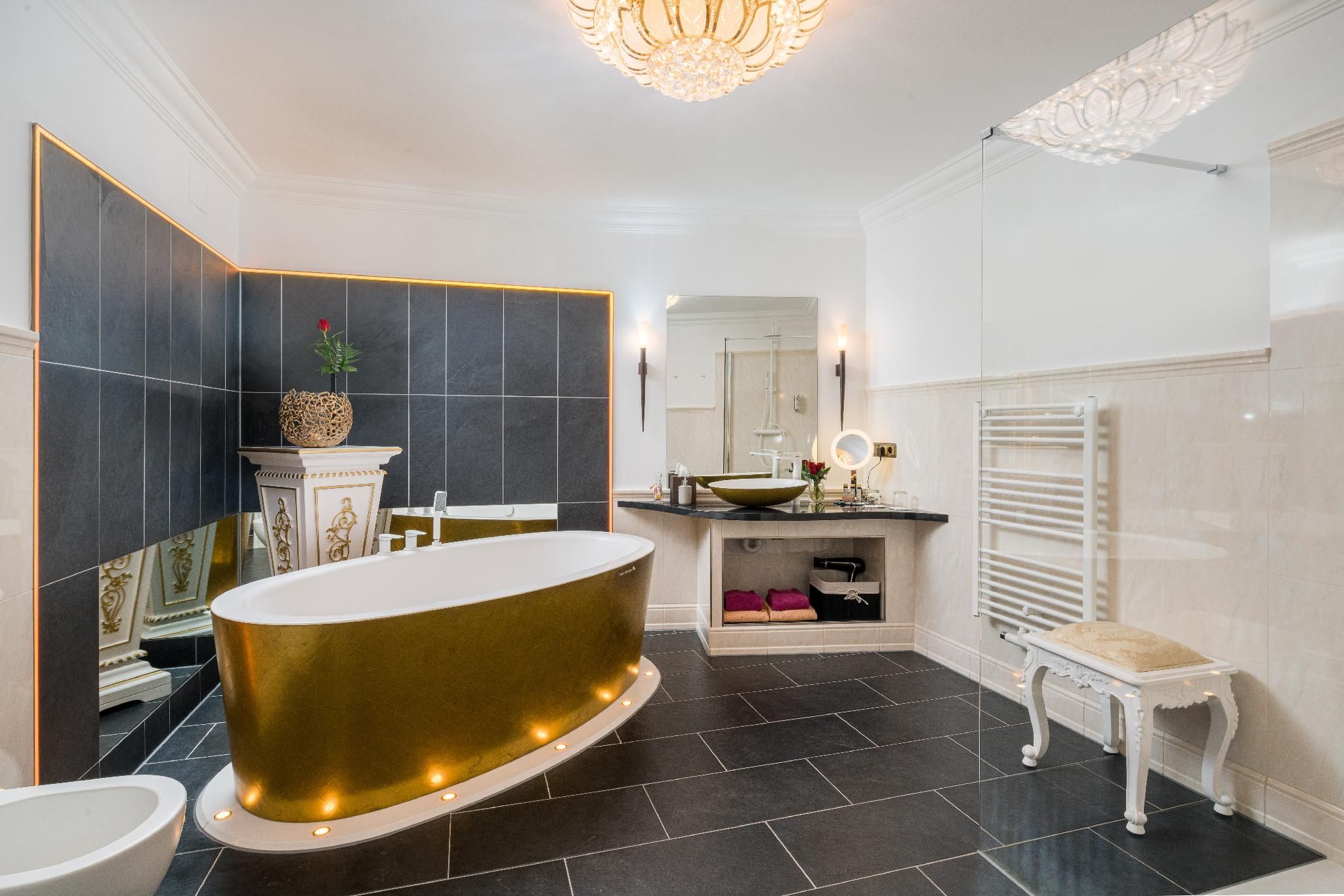 Honeymoon Suite with Bathtub