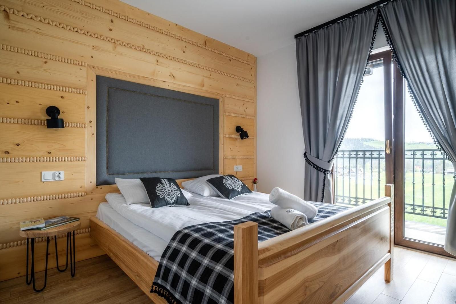 Apartment with Mountain View