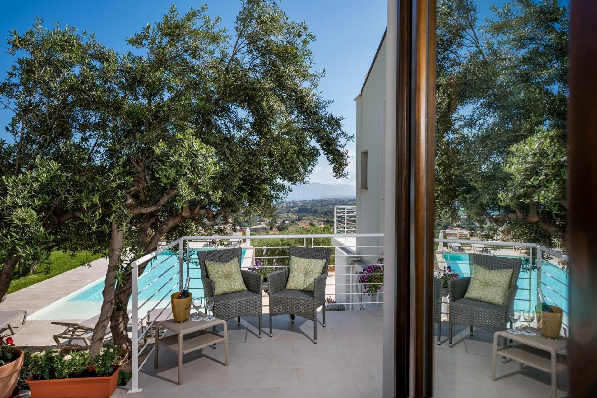 Villa Maria con piscina e vista mare Deluxe Room (2 Adults + 1 Child) 2