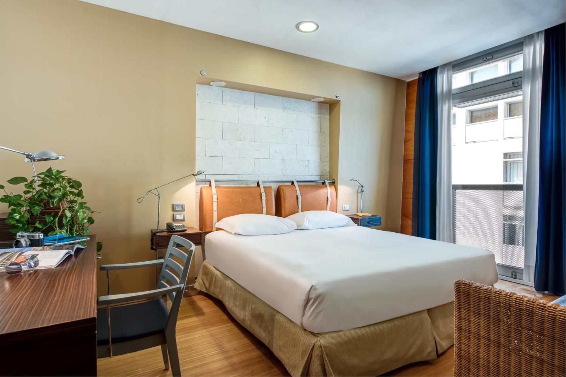 Double or Twin Room with Partial Sea View