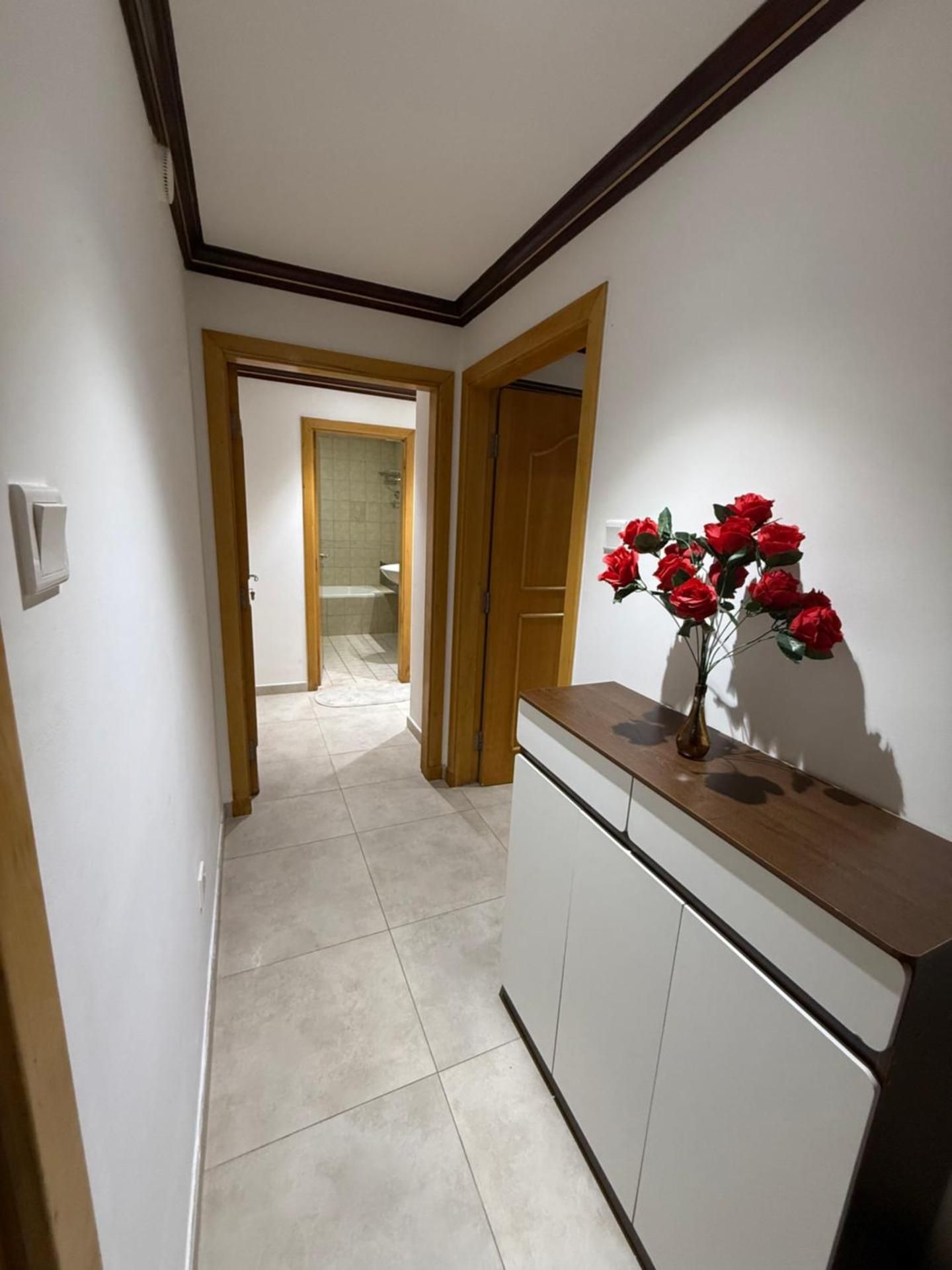 2016 Queen Room in hotel apartments with private and attached bathroom Close to Union Metro Station 