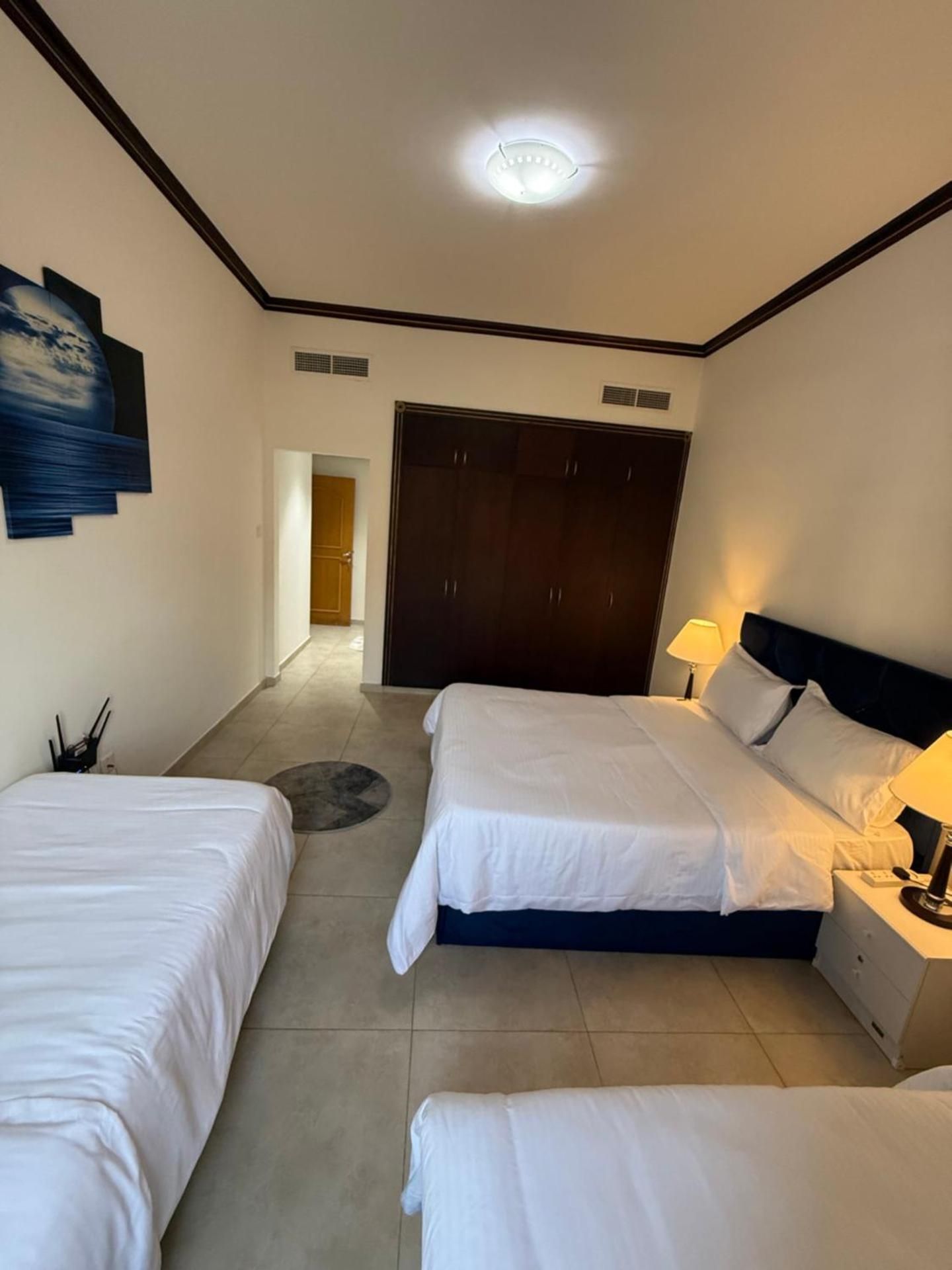 2016 Queen Room in hotel apartments with private and attached bathroom Close to Union Metro Station 