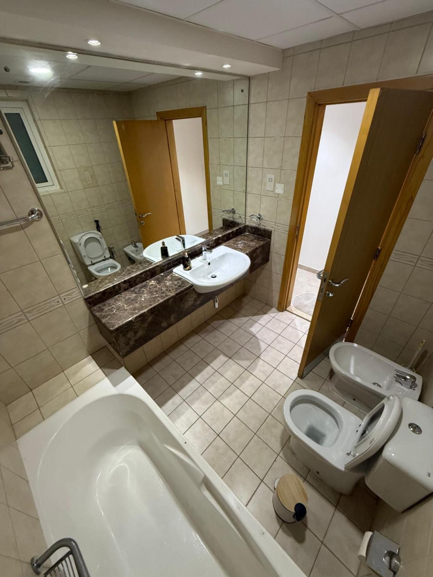 2016 Queen Room in hotel apartments with private and attached bathroom Close to Union Metro Station 