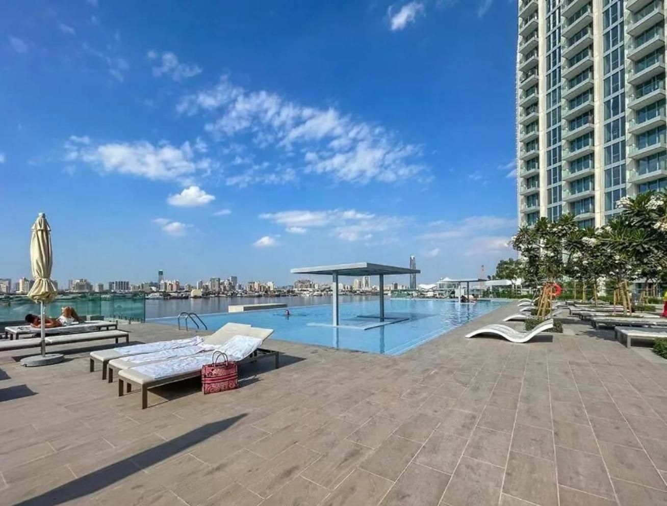Elegant Luxury Apartment with Stunning Lake Views in Dubai Creek Harbour By AYA Boutique