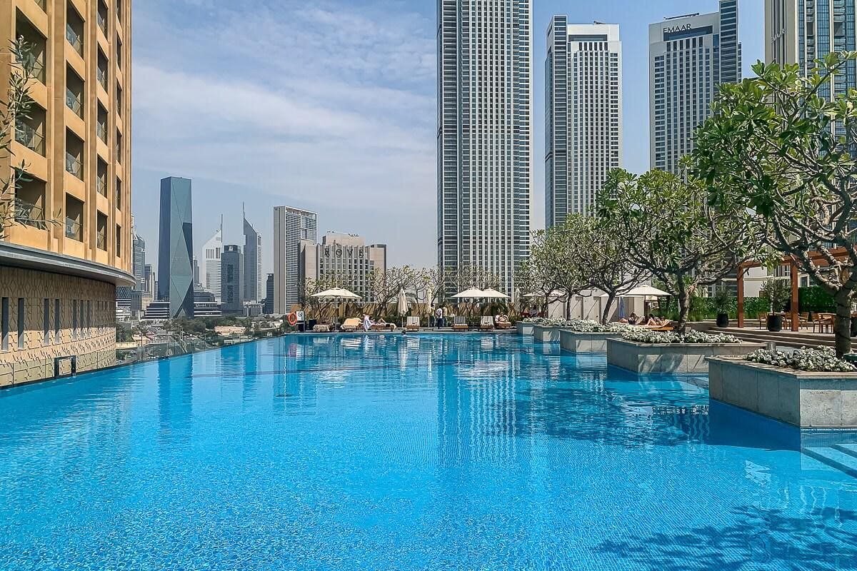 swimming pool [outdoor]