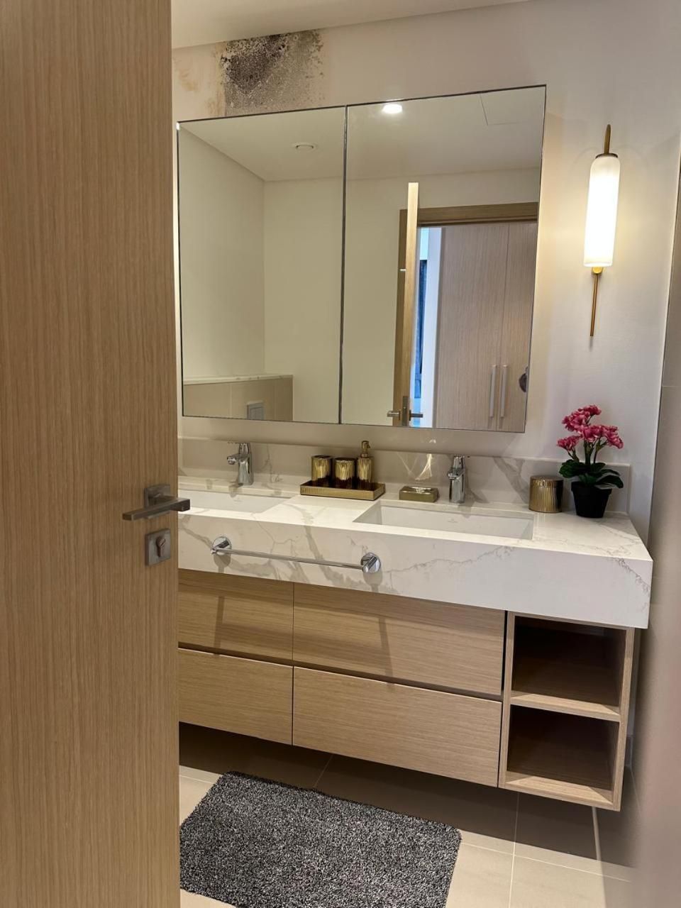 ROYAL APARTMENTS DUBAI One-Bedroom Apartment 2