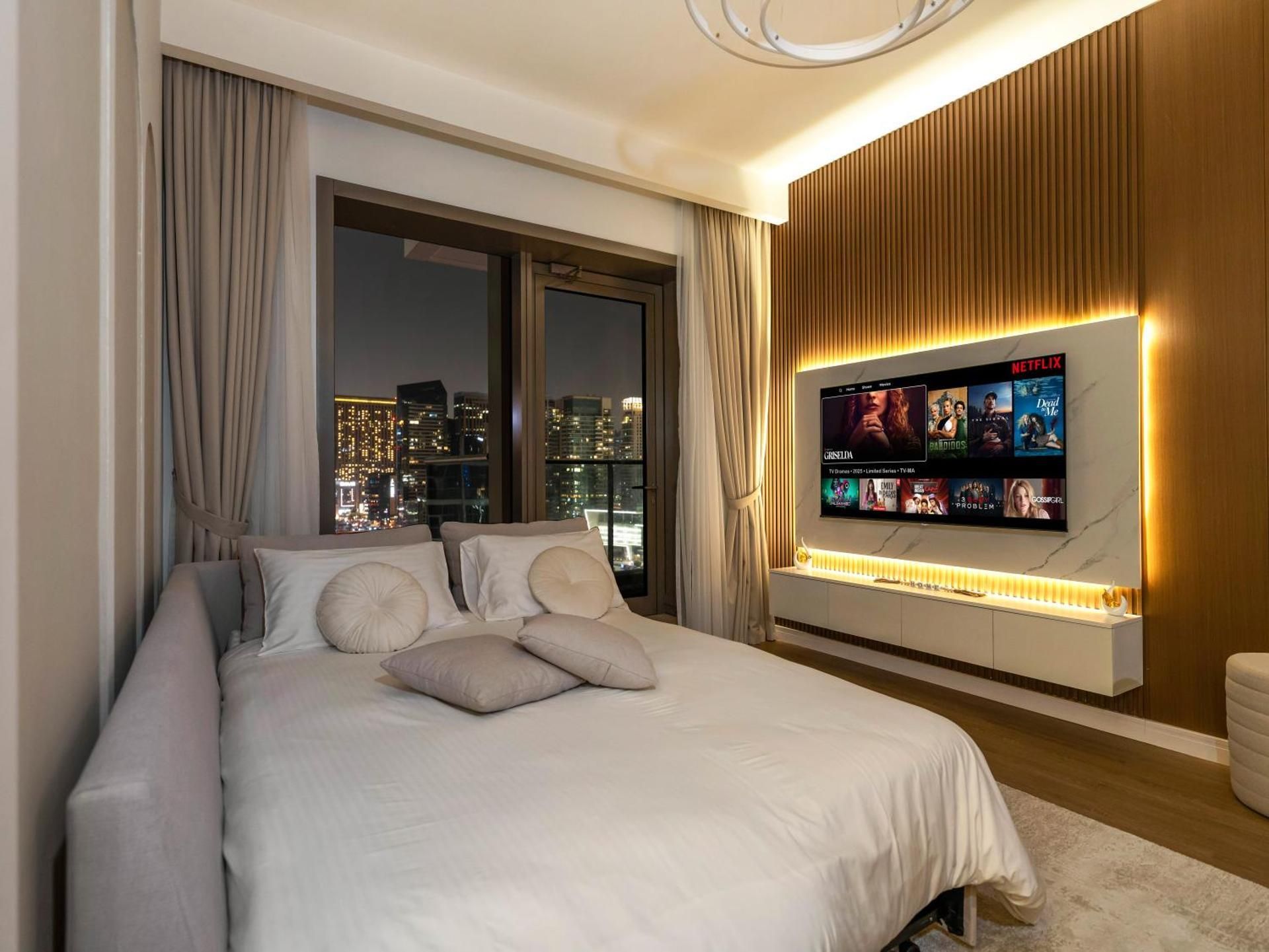 Deluxe One-Bedroom Apartment with Harbor View
