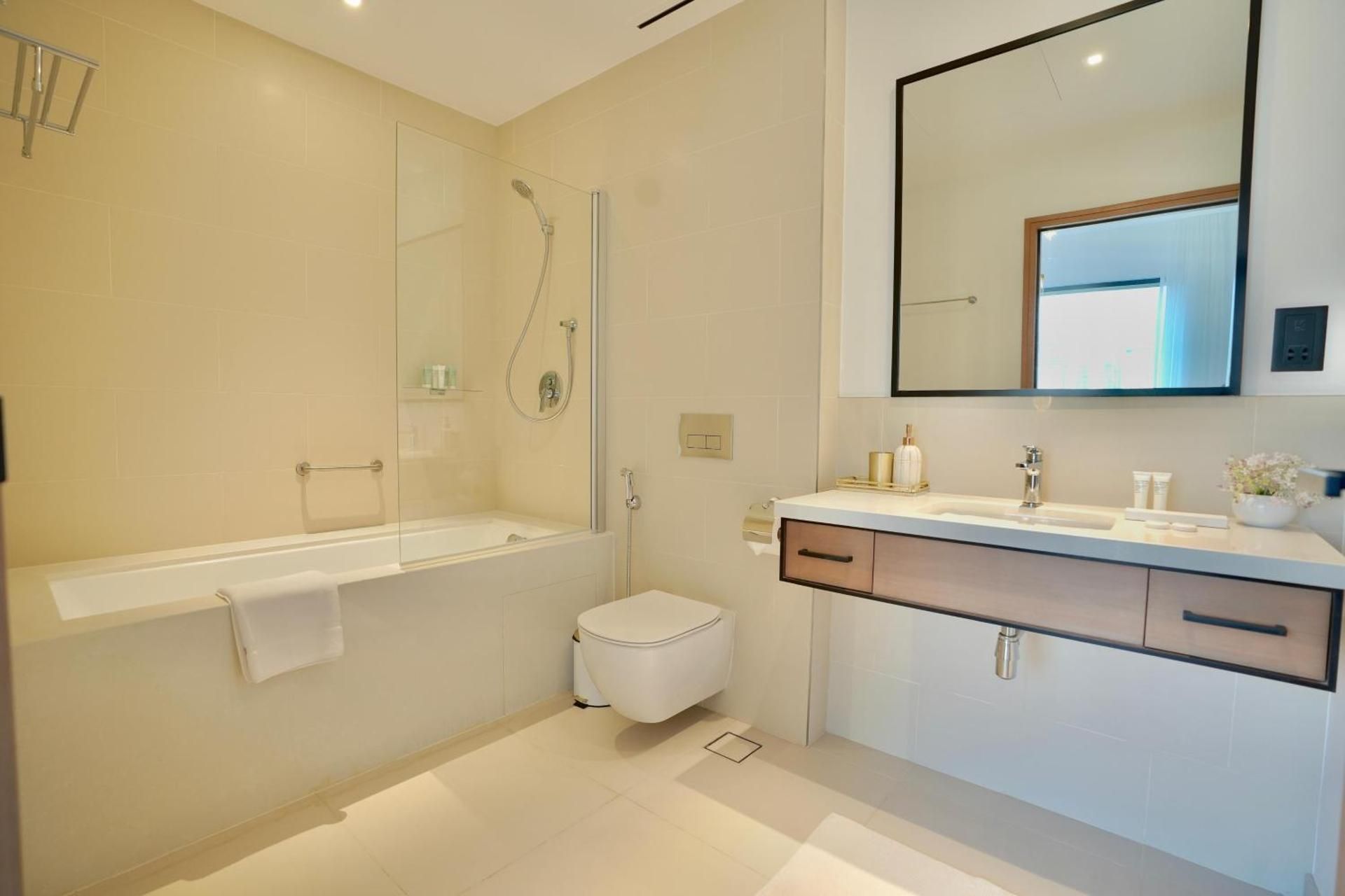 Deluxe One-Bedroom Apartment with Harbor View