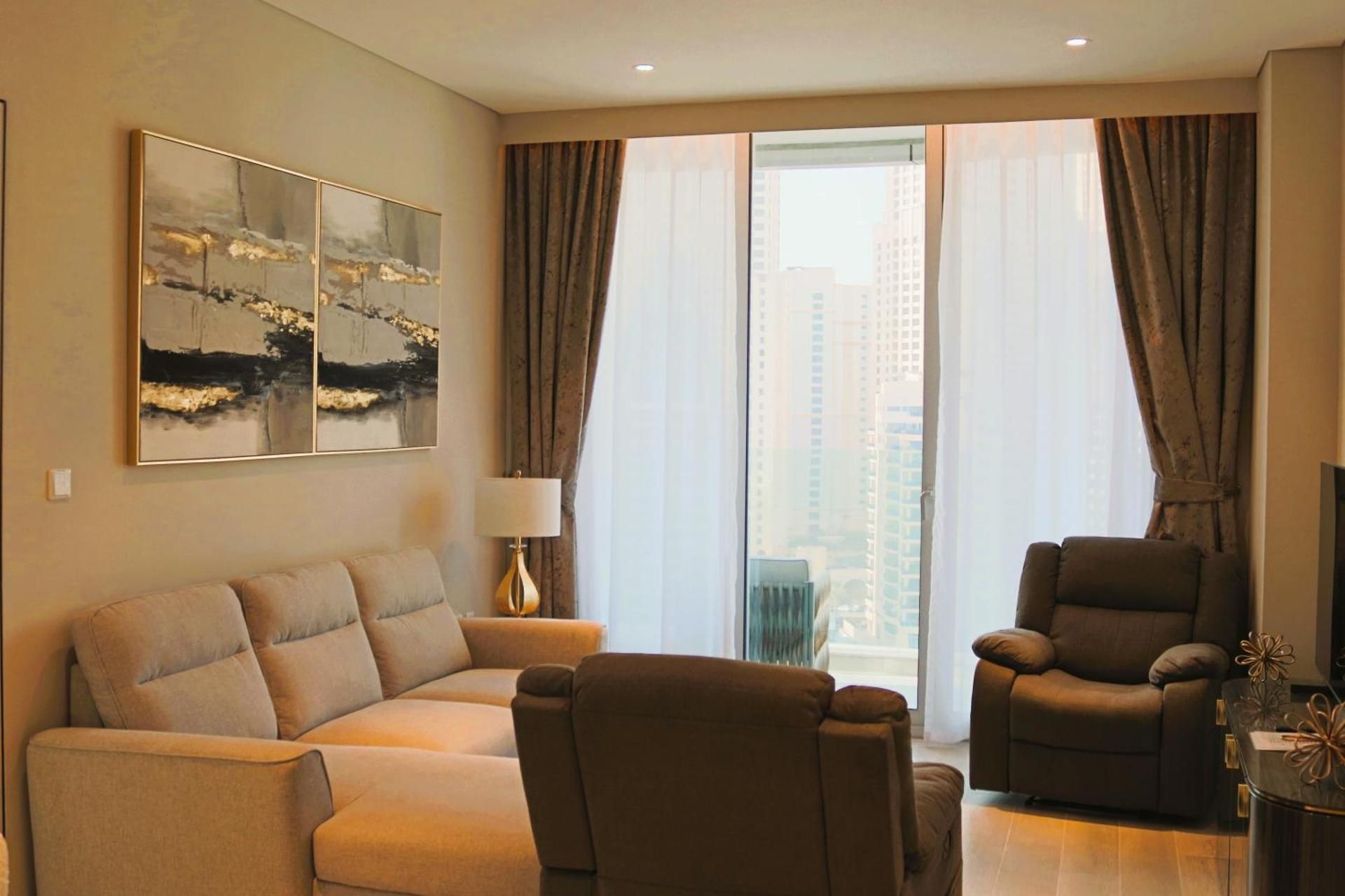 One-Bedroom Apartment with Lake View