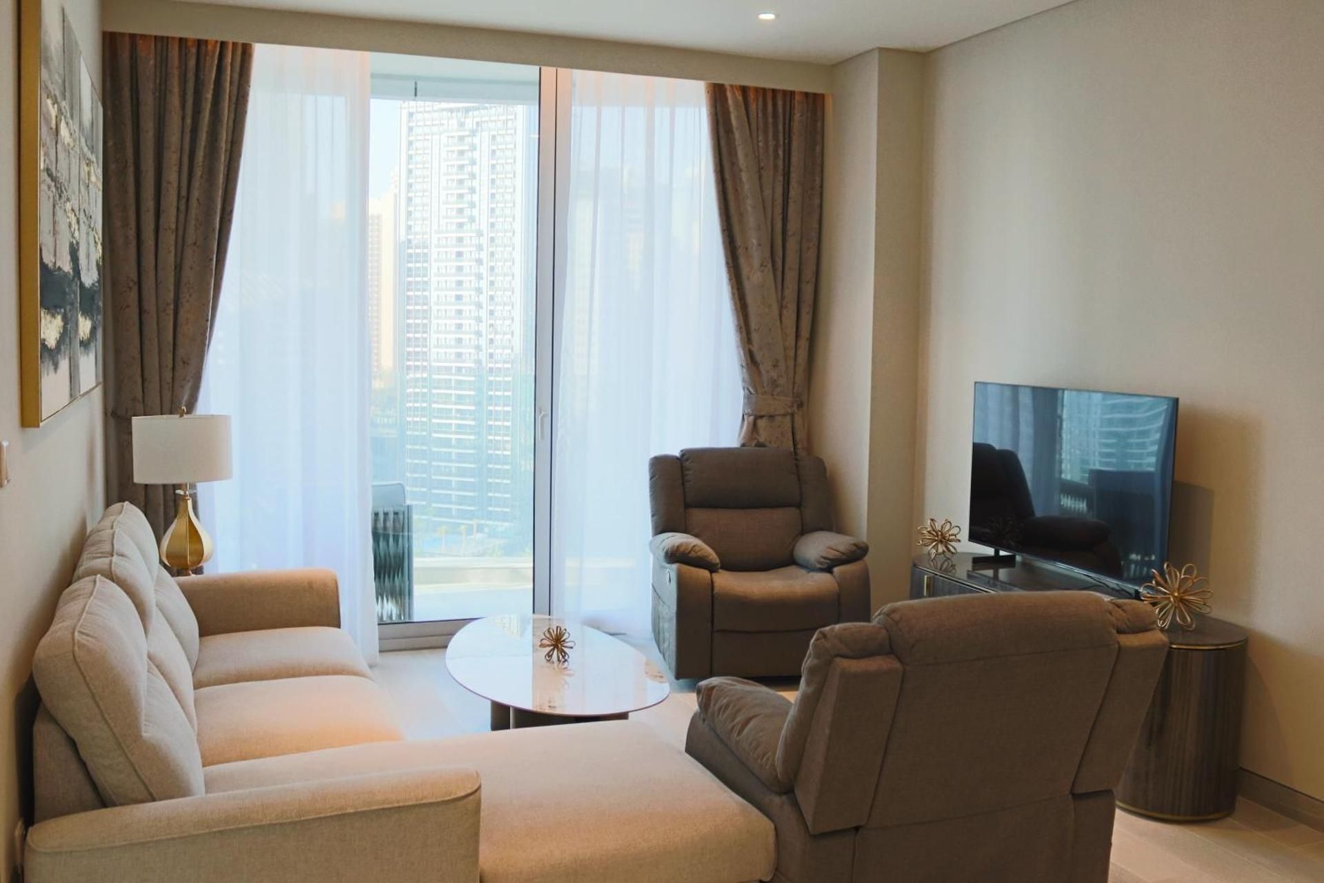 One-Bedroom Apartment with Lake View