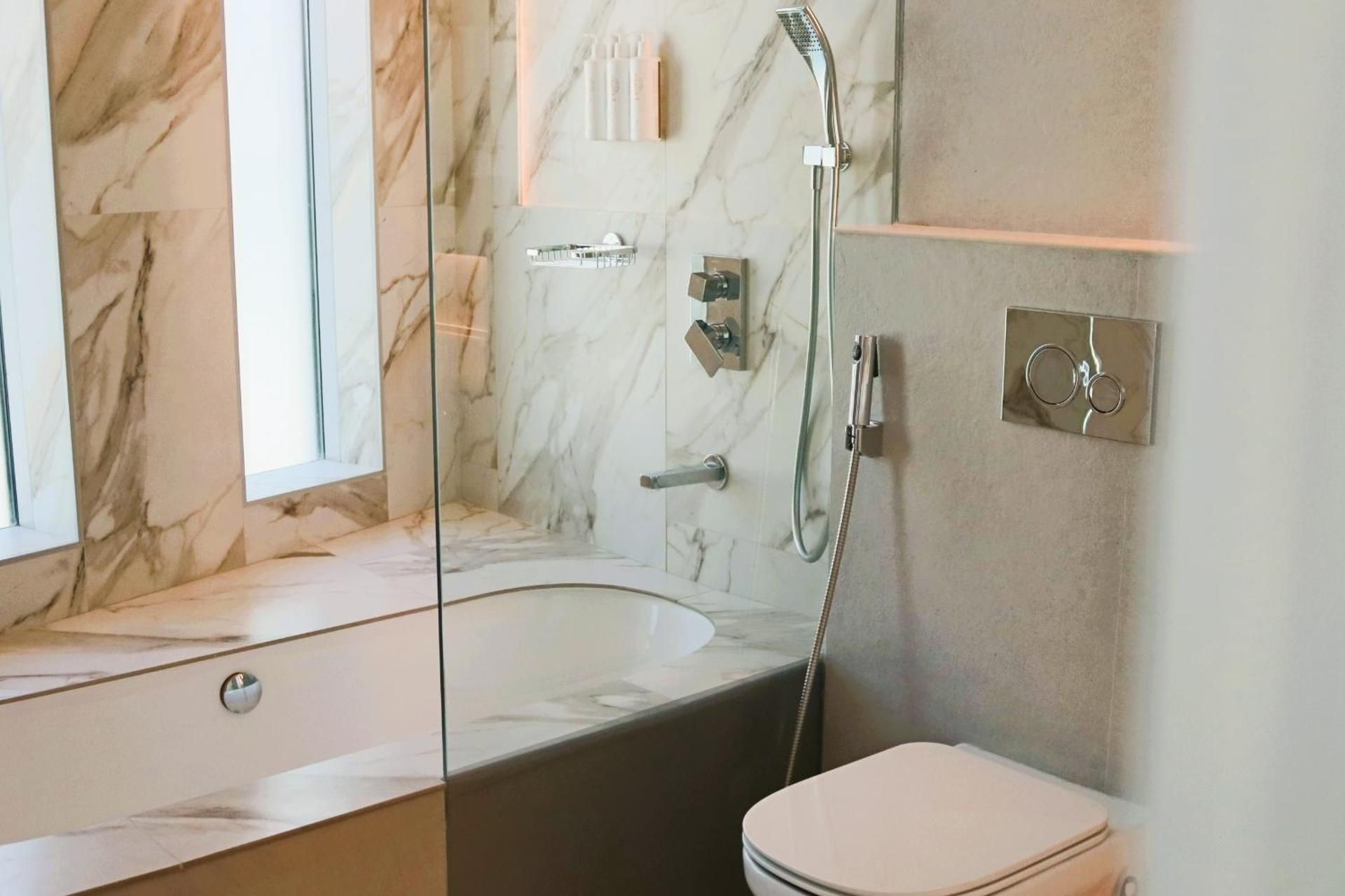 Deluxe One-Bedroom Apartment with Harbor View