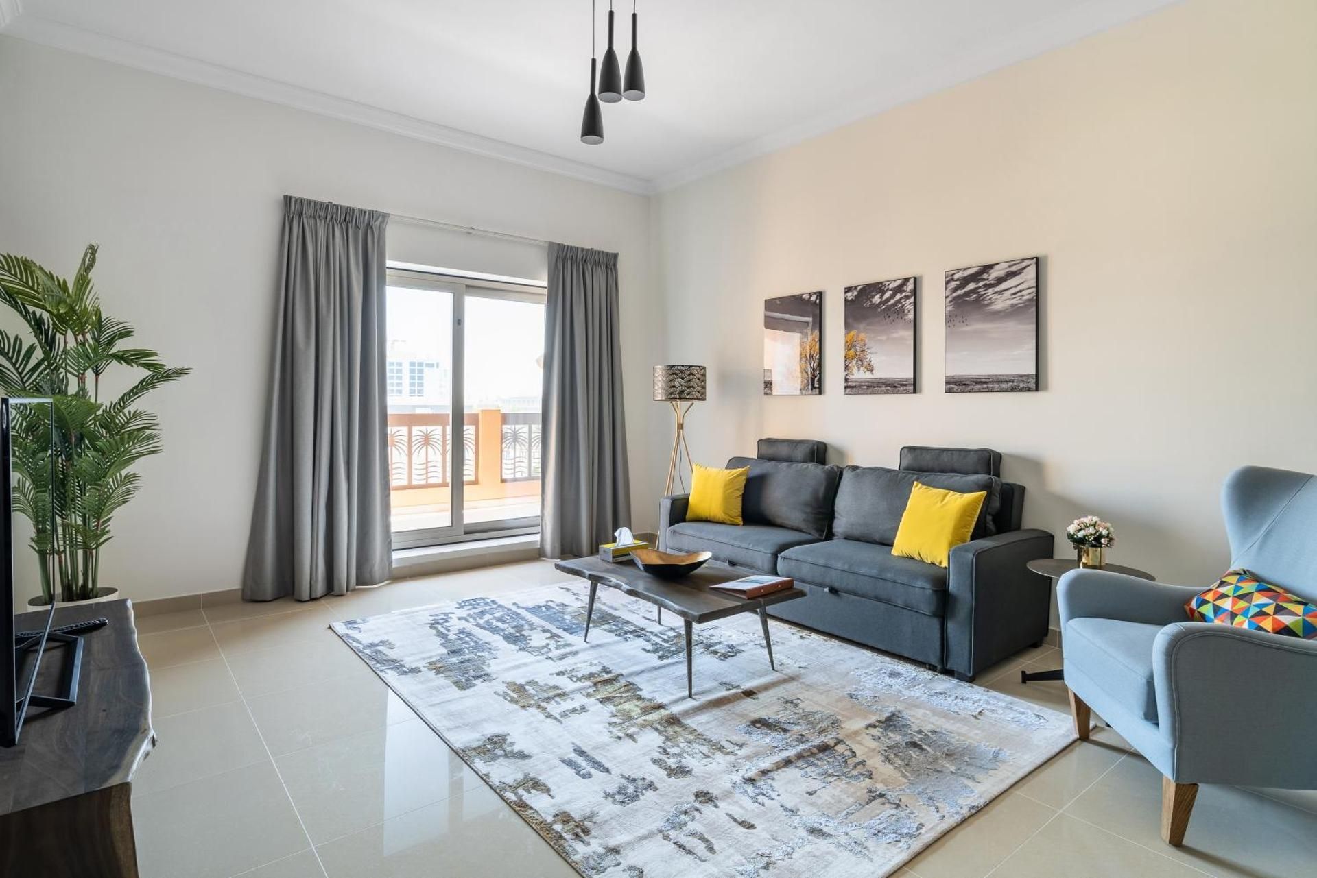 Deluxe One Bedroom Apartment with Kitchen and Balcony