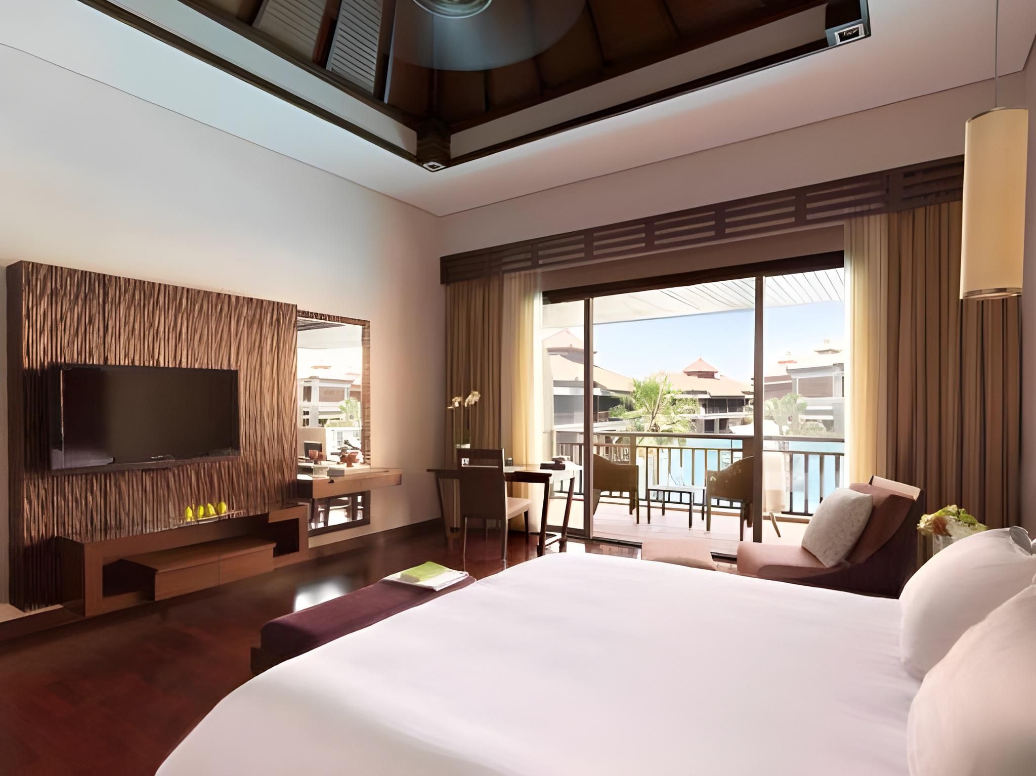 Premier Lagoon Access Room