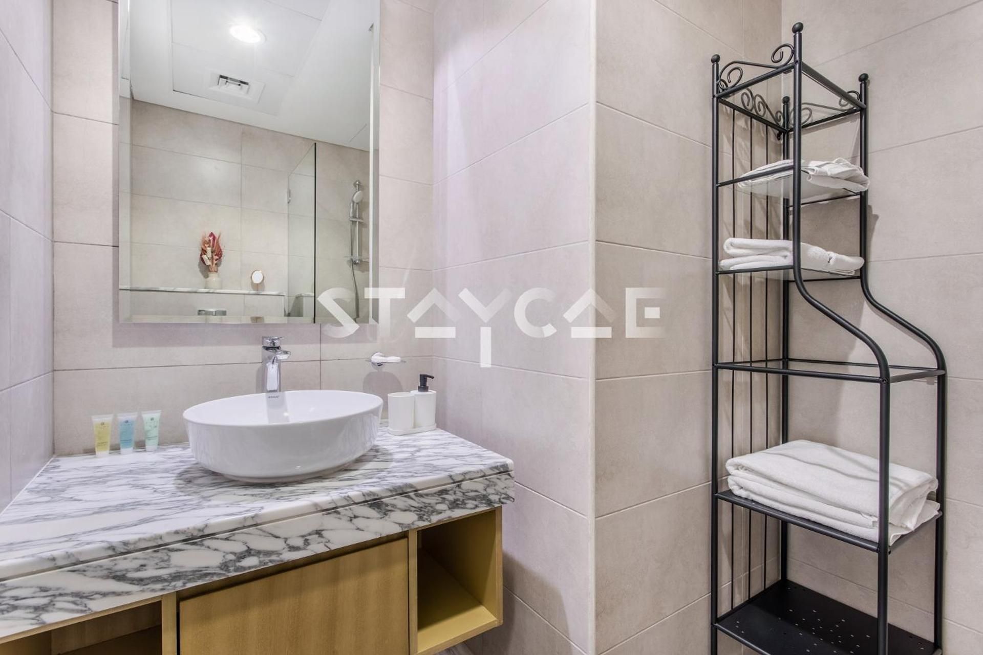 One Bedroom City View With kitchenette - Free Bus service to Dubai Mall Metro Station