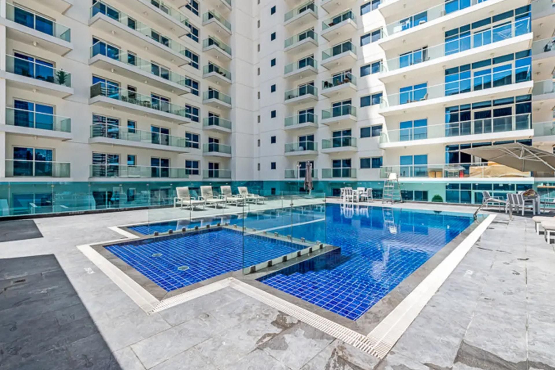 swimming pool [outdoor]