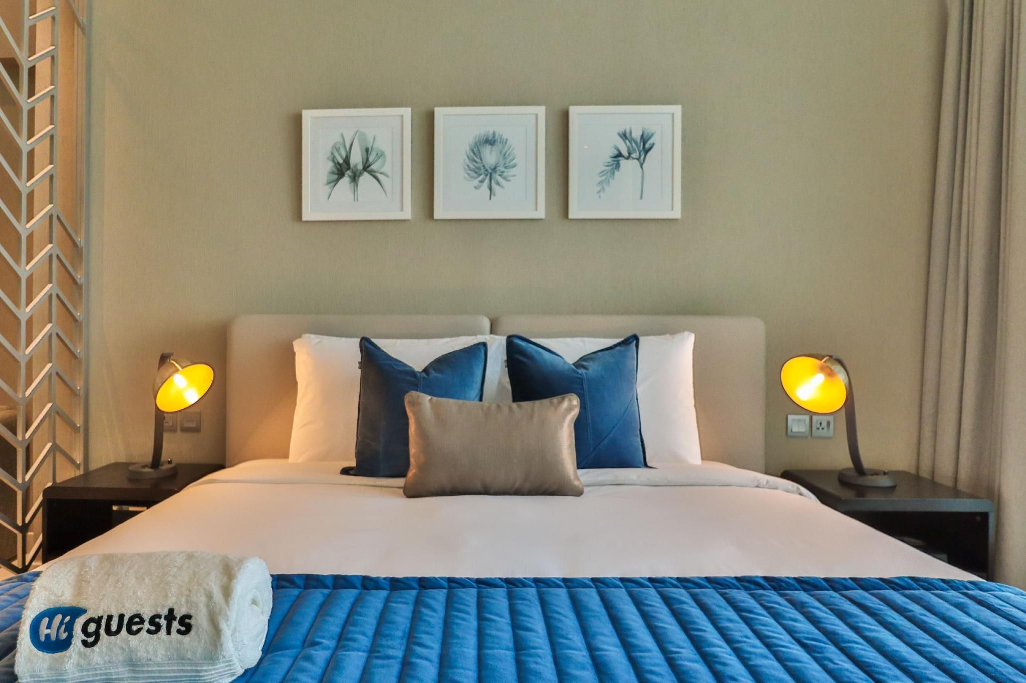 Roomy and Chic Studio with Panoramic Canal Views