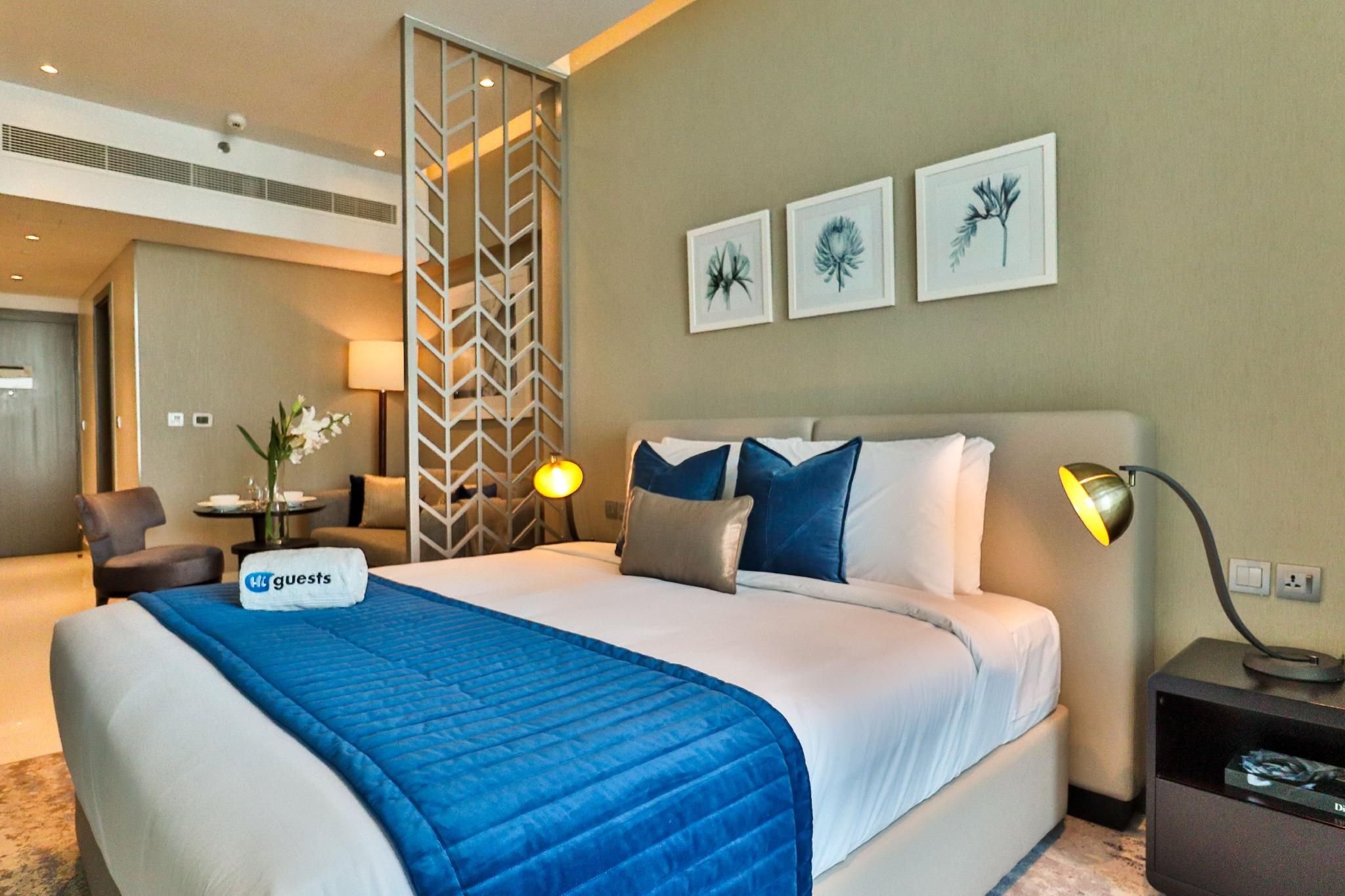 Roomy and Chic Studio with Panoramic Canal Views