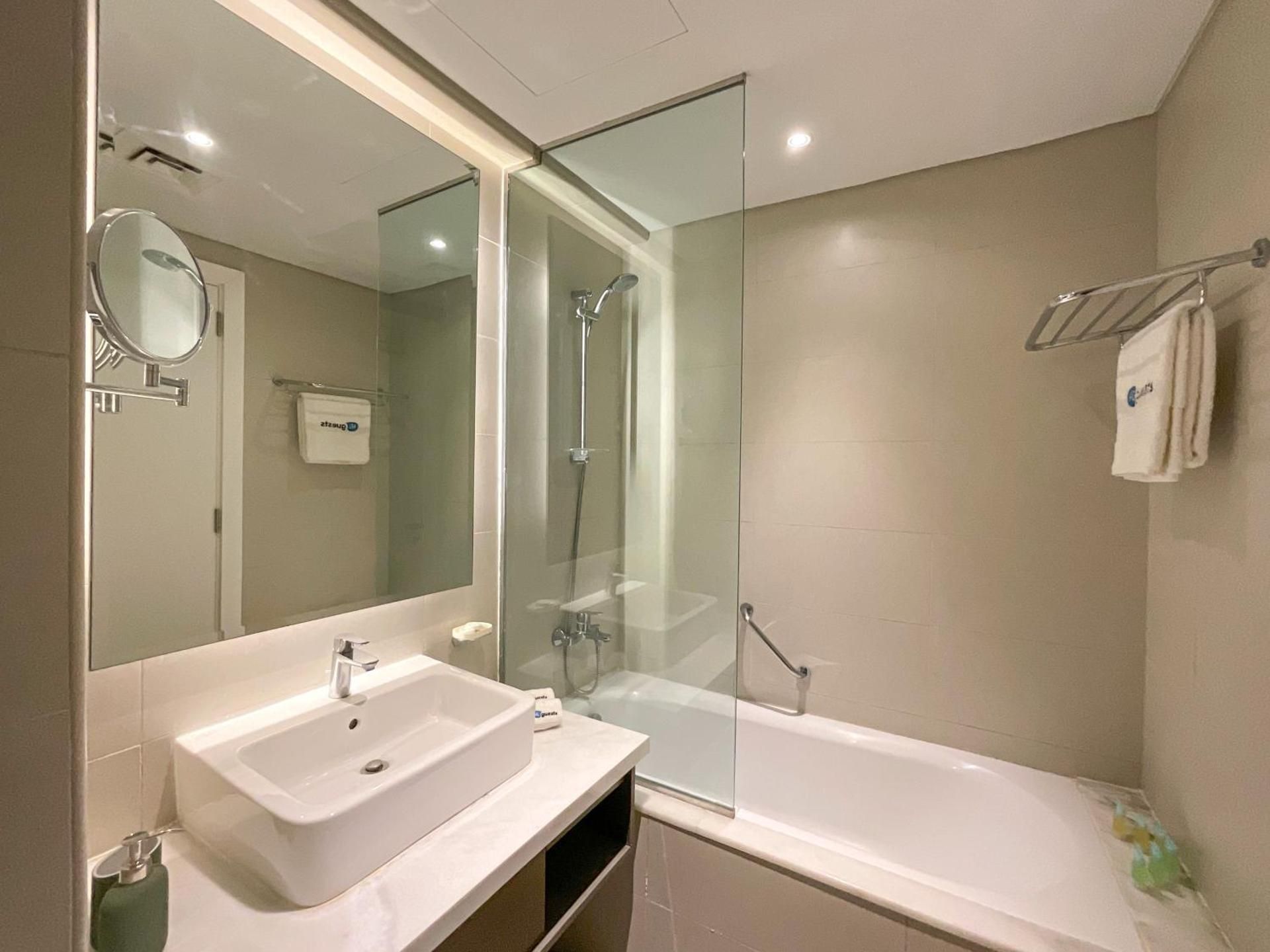 Roomy and Chic Studio with Panoramic Canal Views
