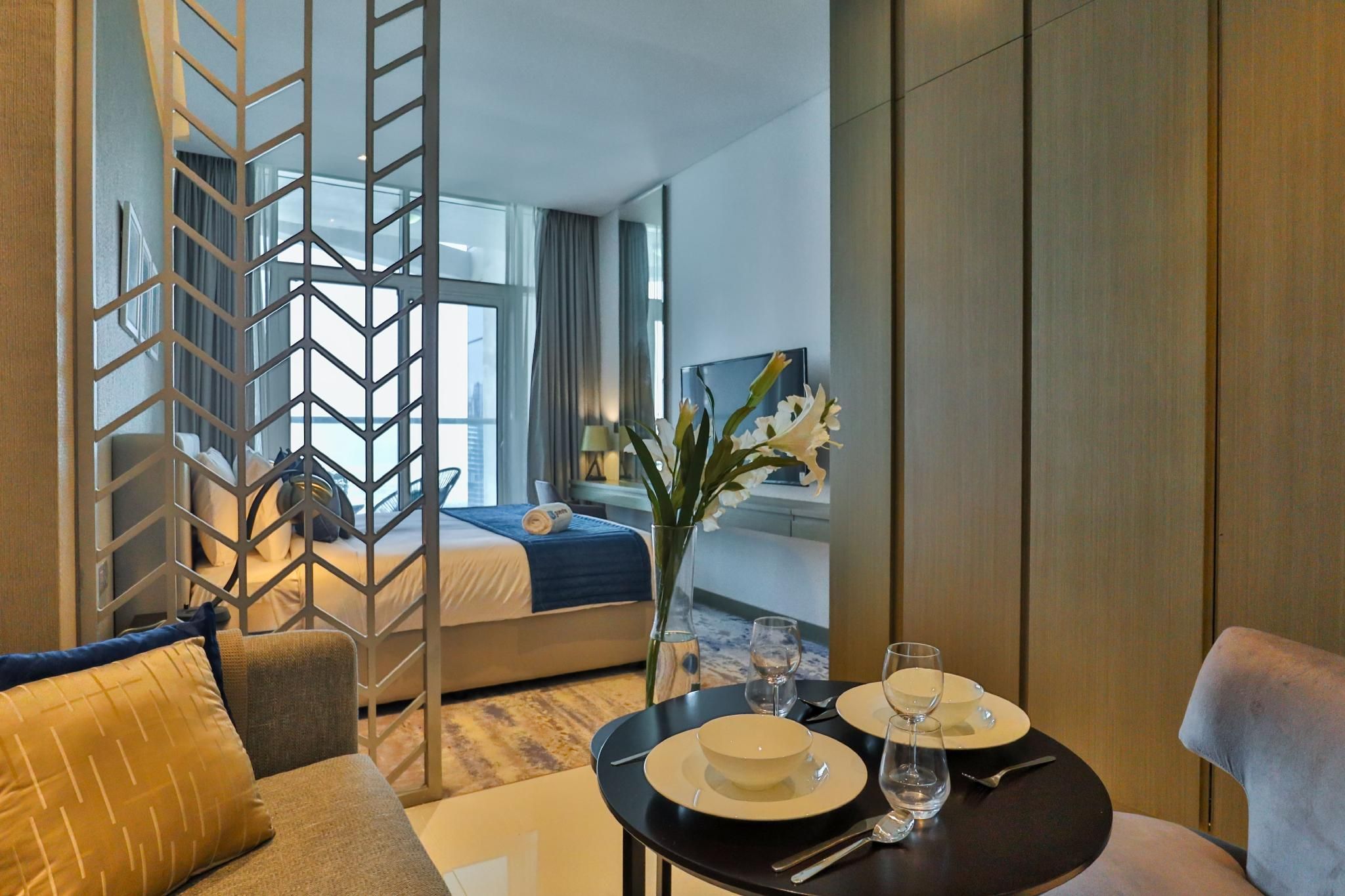 Roomy and Chic Studio with Panoramic Canal Views