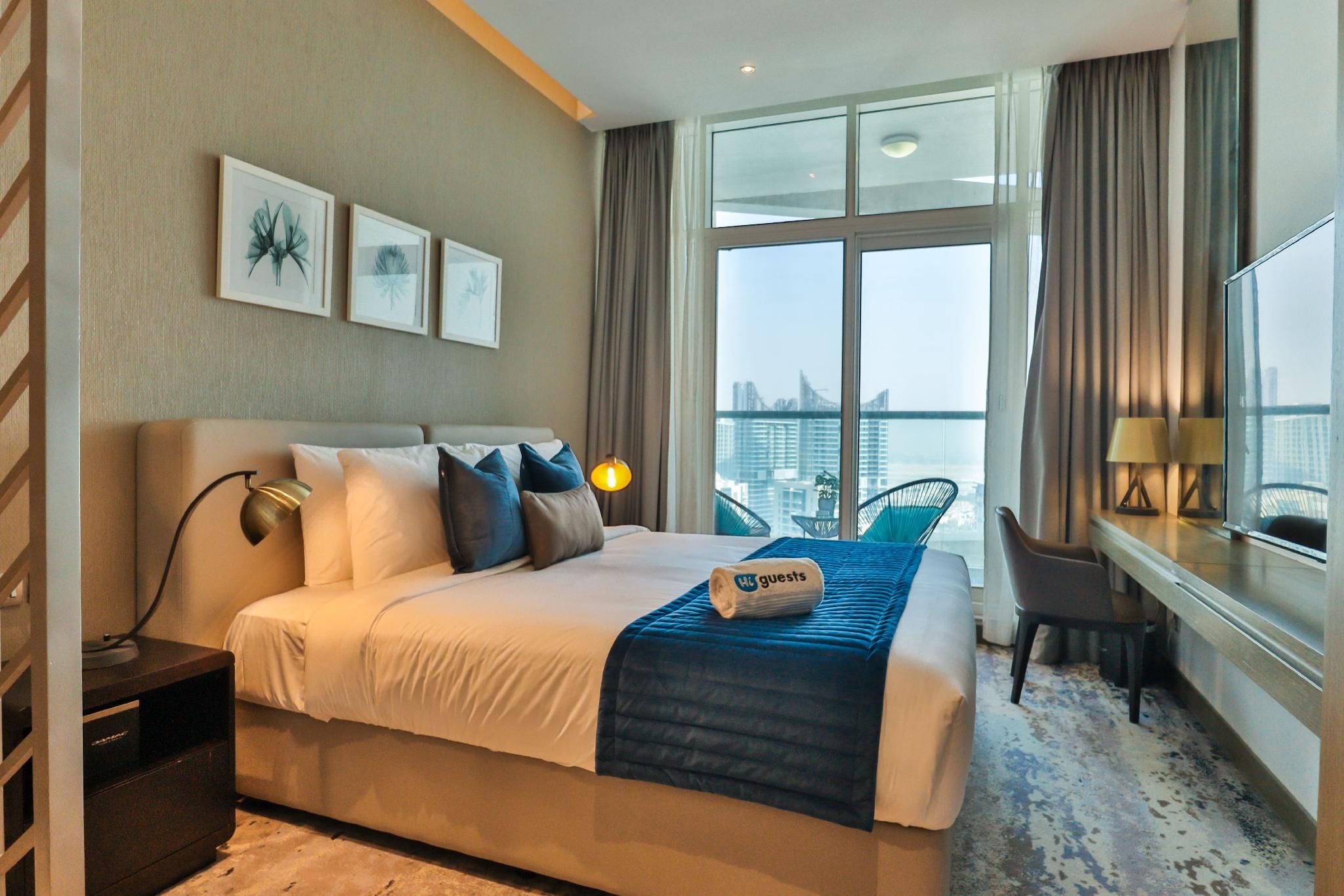 Roomy and Chic Studio with Panoramic Canal Views