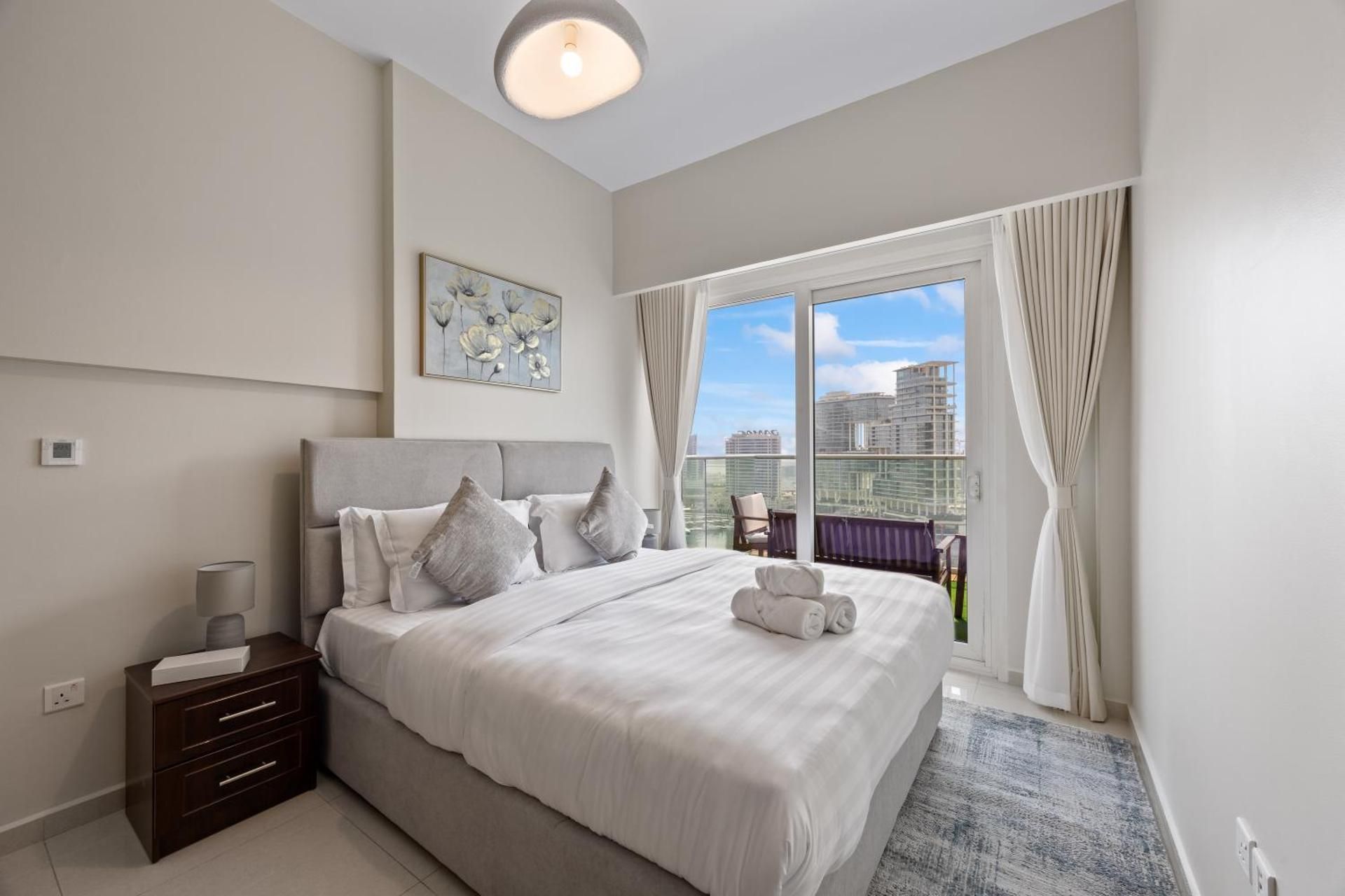 cozy -Two Bedroom Apartment with Lake View