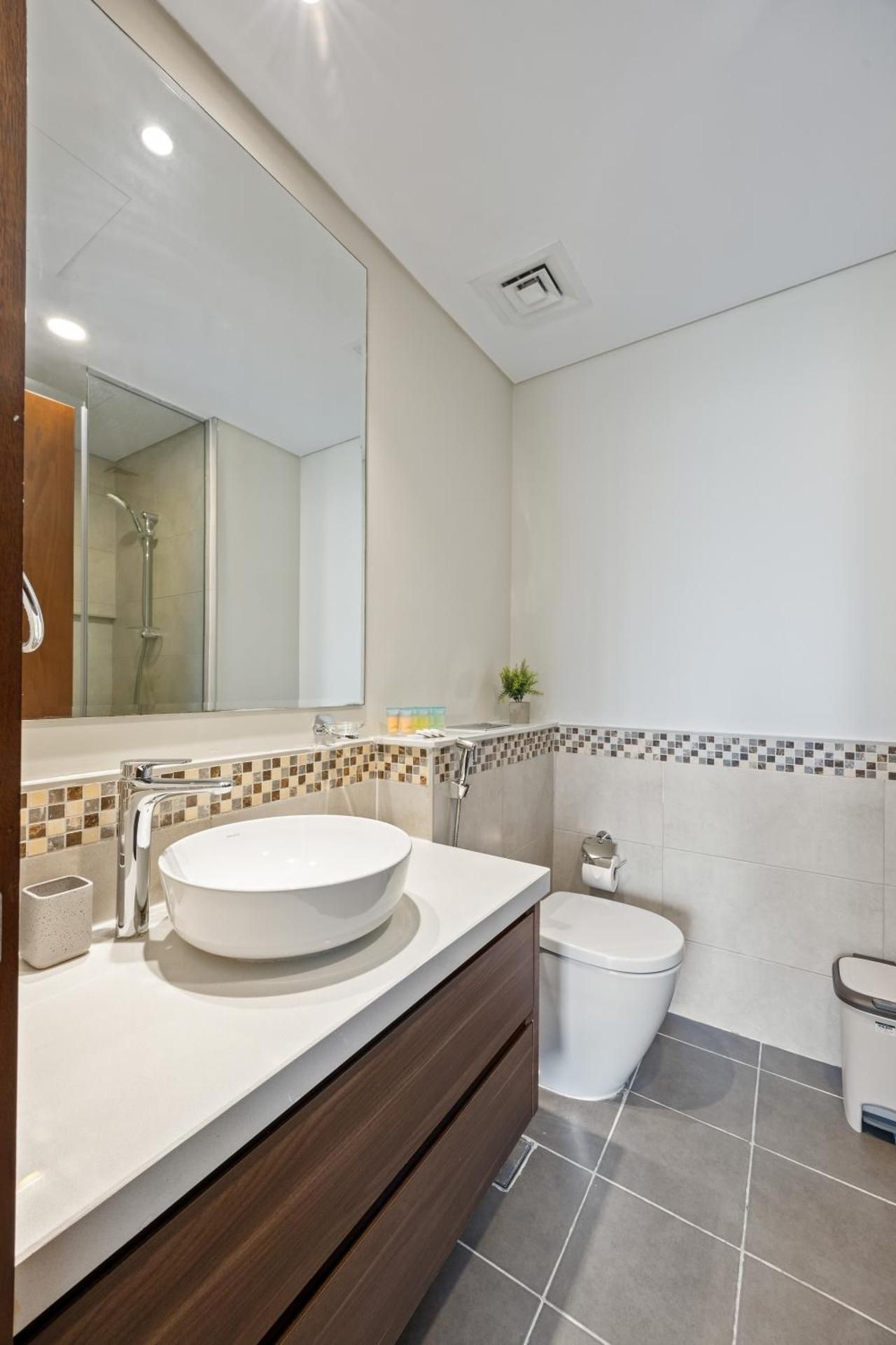 Cozy Two-Bedroom Apartment Burj Khalifa View