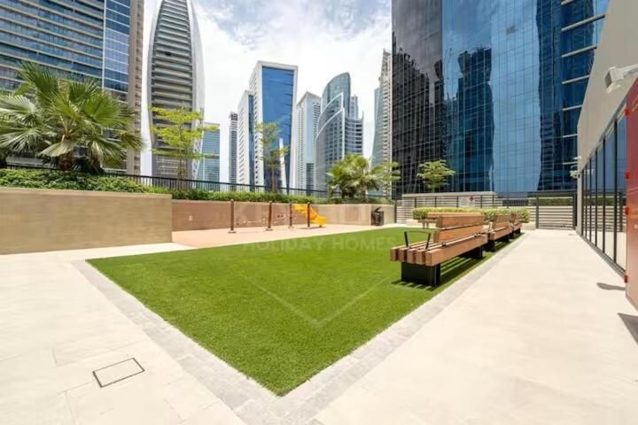 Canal Luxe Burj 1BR Sleeps 4 with Pool and Gym