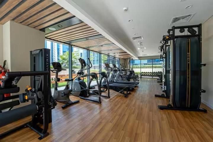 Canal Luxe Burj 1BR Sleeps 4 with Pool and Gym