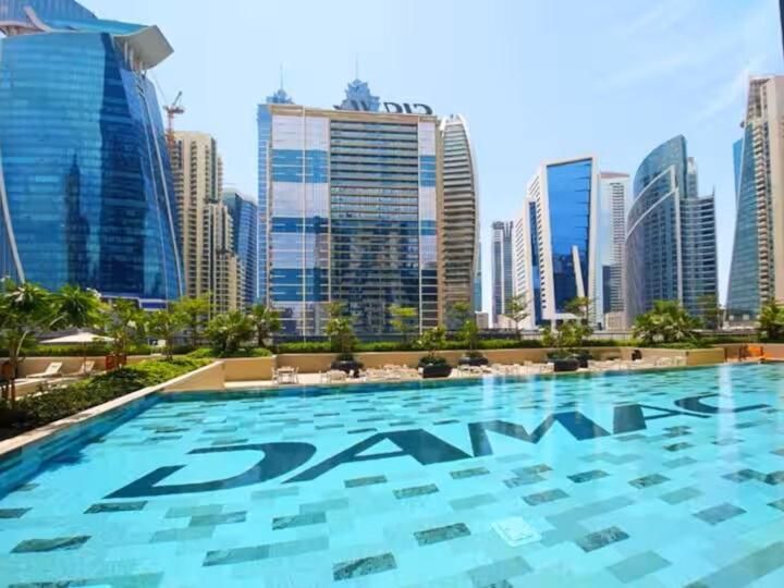 Canal Luxe Burj 1BR Sleeps 4 with Pool and Gym