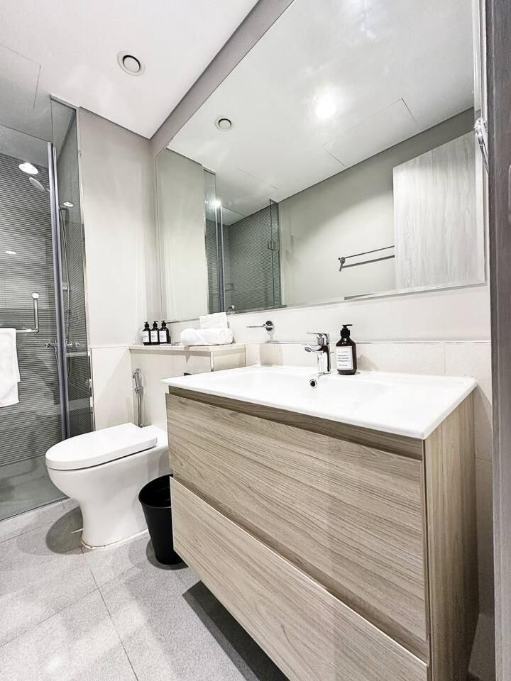 Canal Luxe Burj 1BR Sleeps 4 with Pool and Gym