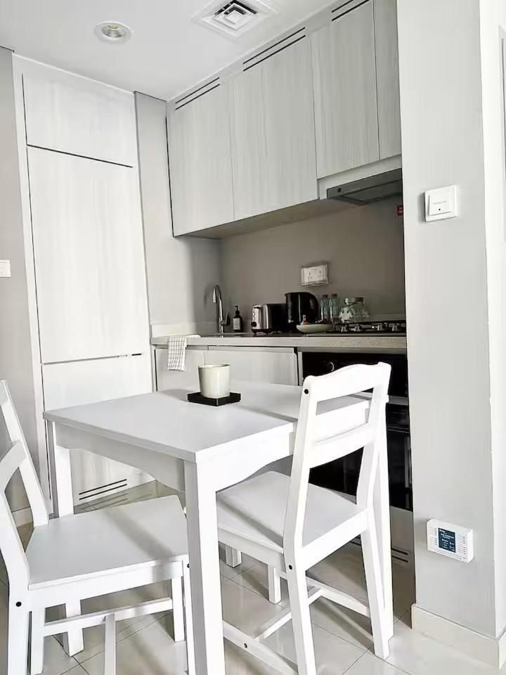 Canal Luxe Burj 1BR Sleeps 4 with Pool and Gym