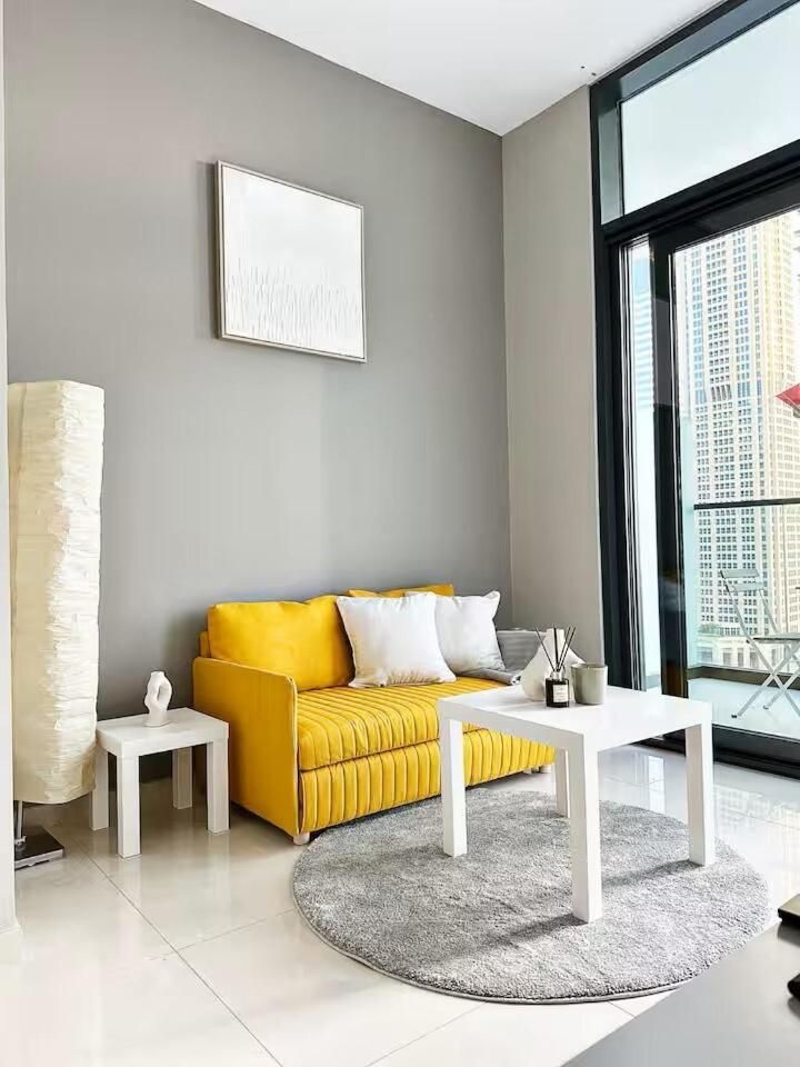Canal Luxe Burj 1BR Sleeps 4 with Pool and Gym