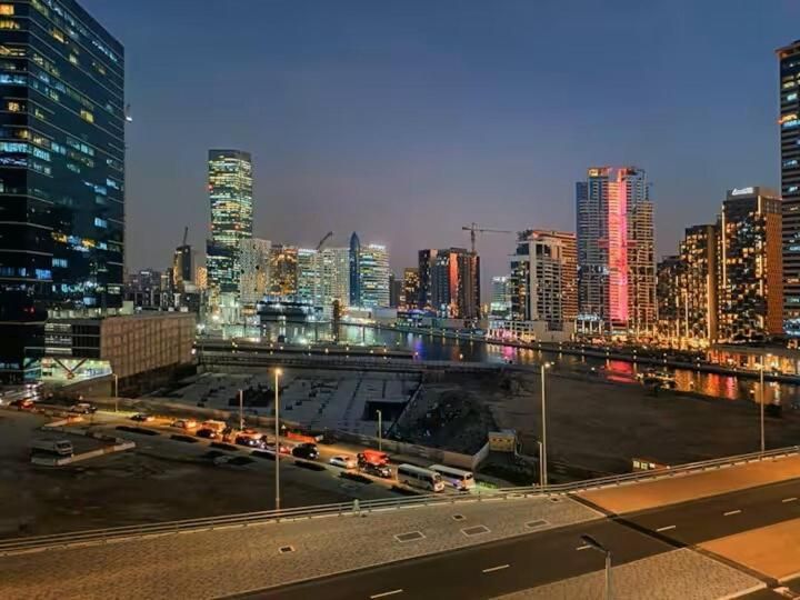 Canal Luxe Burj 1BR Sleeps 4 with Pool and Gym