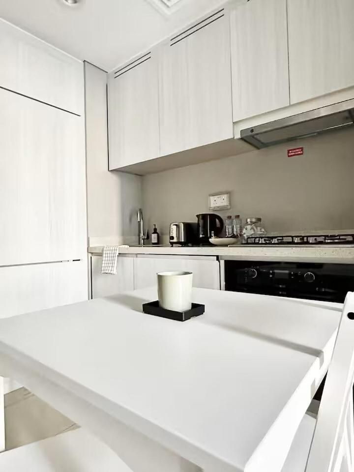 Canal Luxe Burj 1BR Sleeps 4 with Pool and Gym