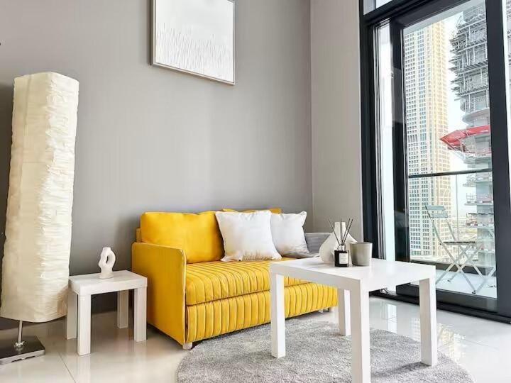 Canal Luxe Burj 1BR Sleeps 4 with Pool and Gym