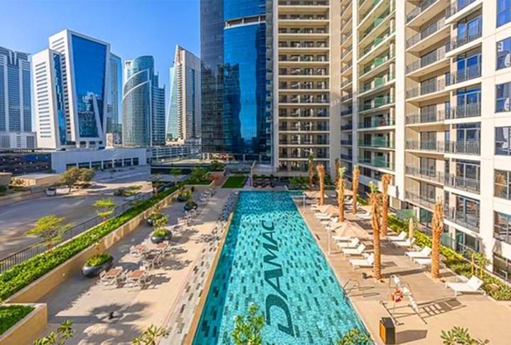 Canal Luxe Burj 1BR Sleeps 4 with Pool and Gym